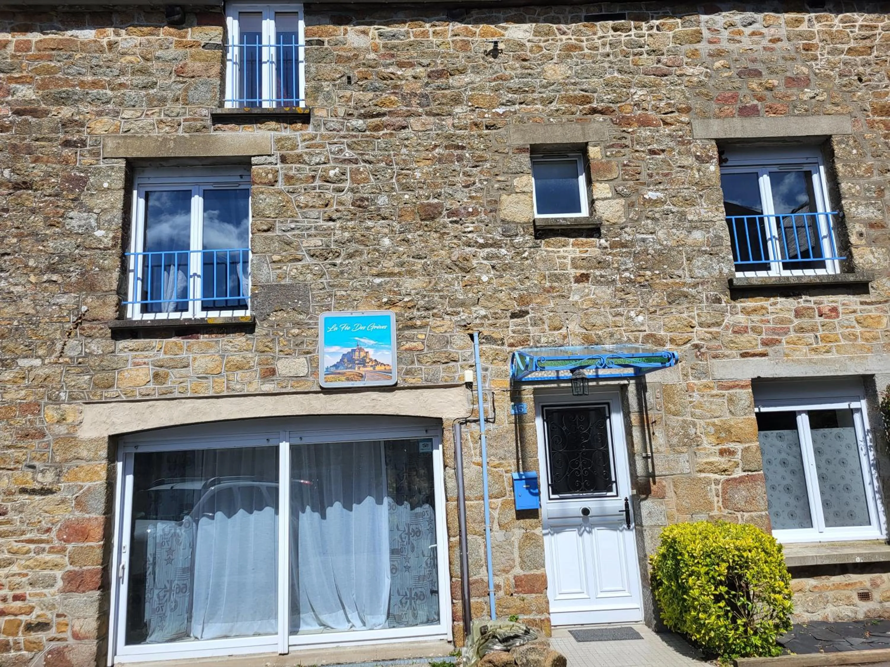 Property building in La Fée des Greves