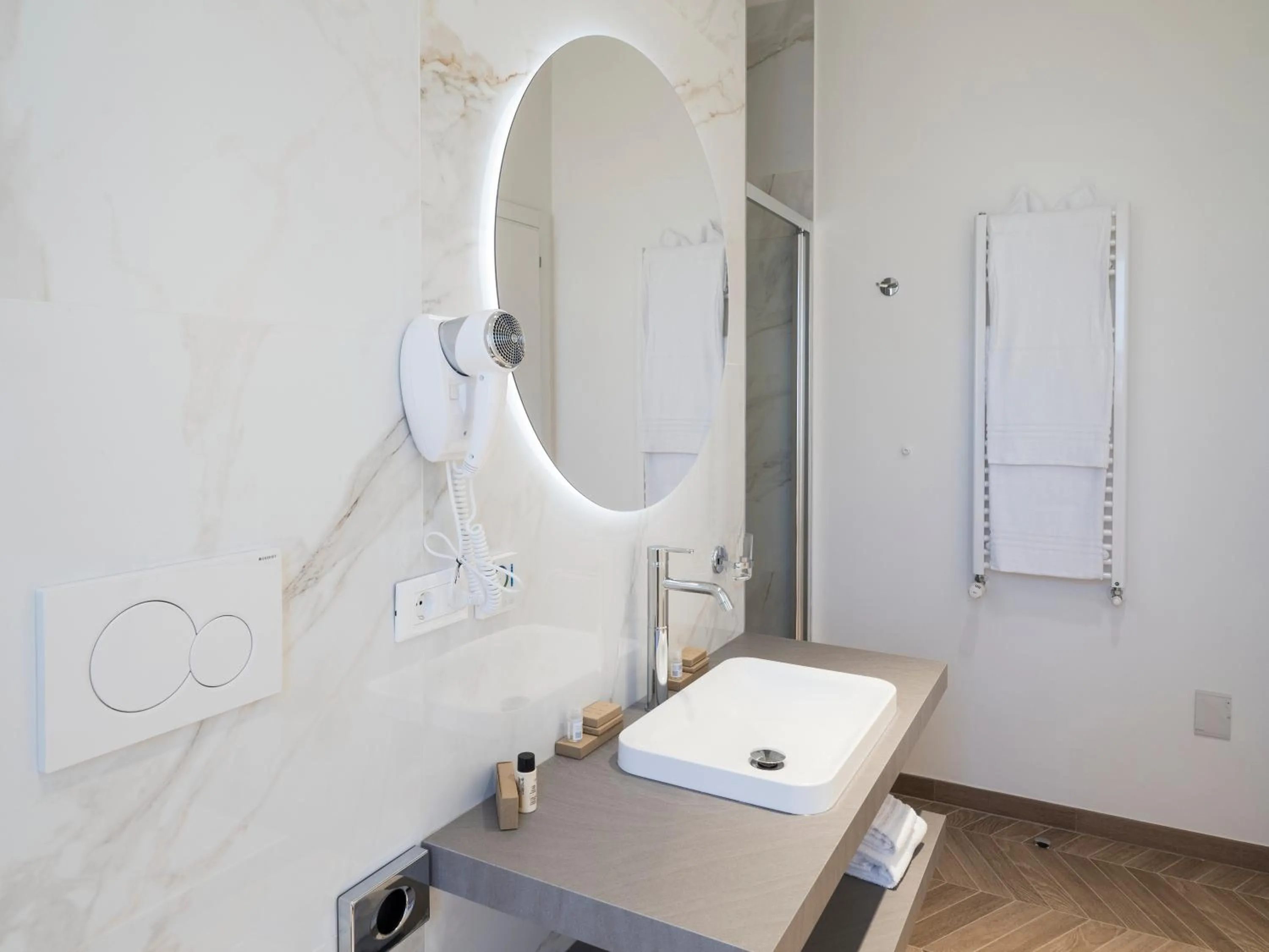 Shower in Savoia Rooms Roma