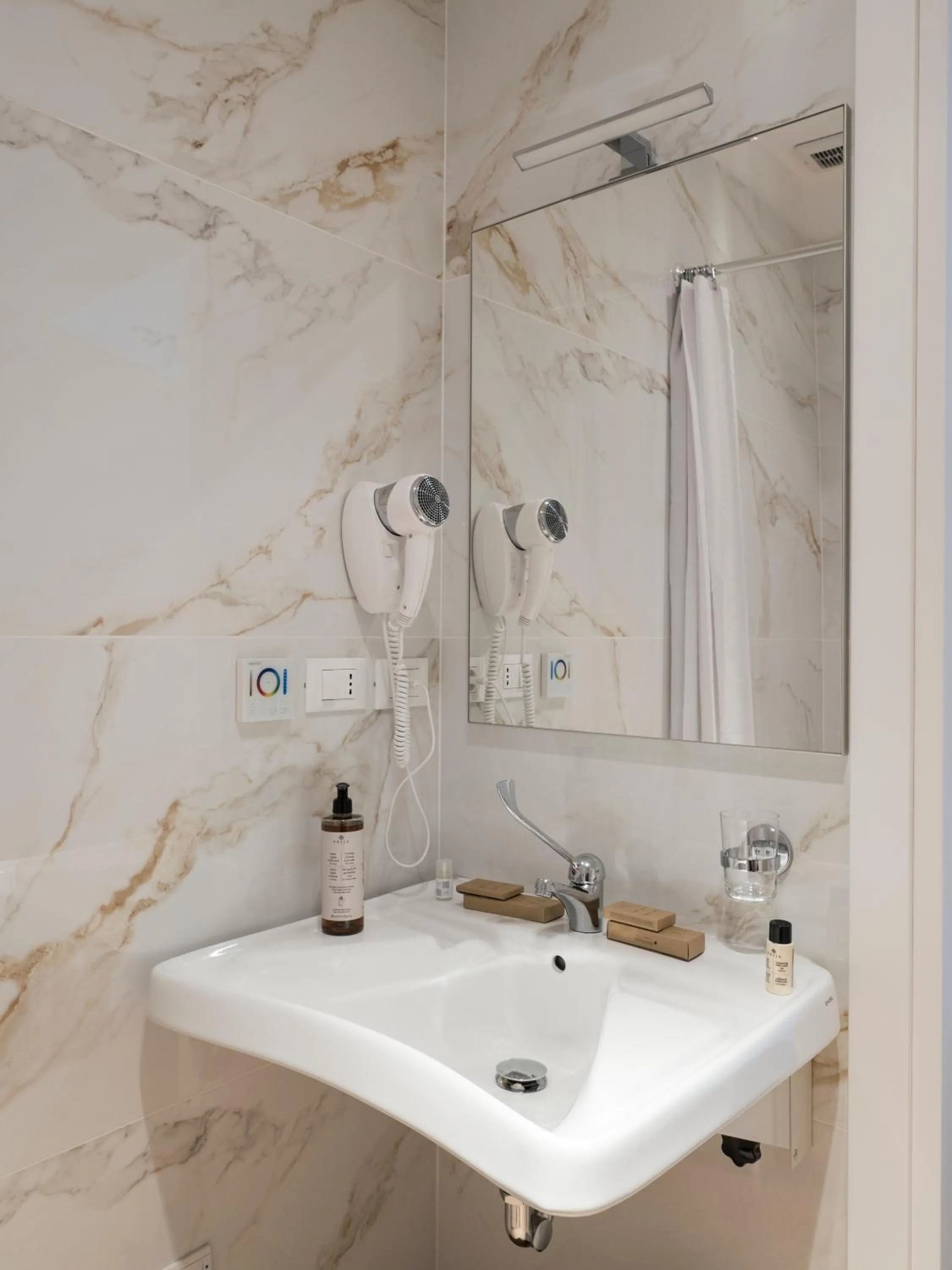 Bathroom in Savoia Rooms Roma