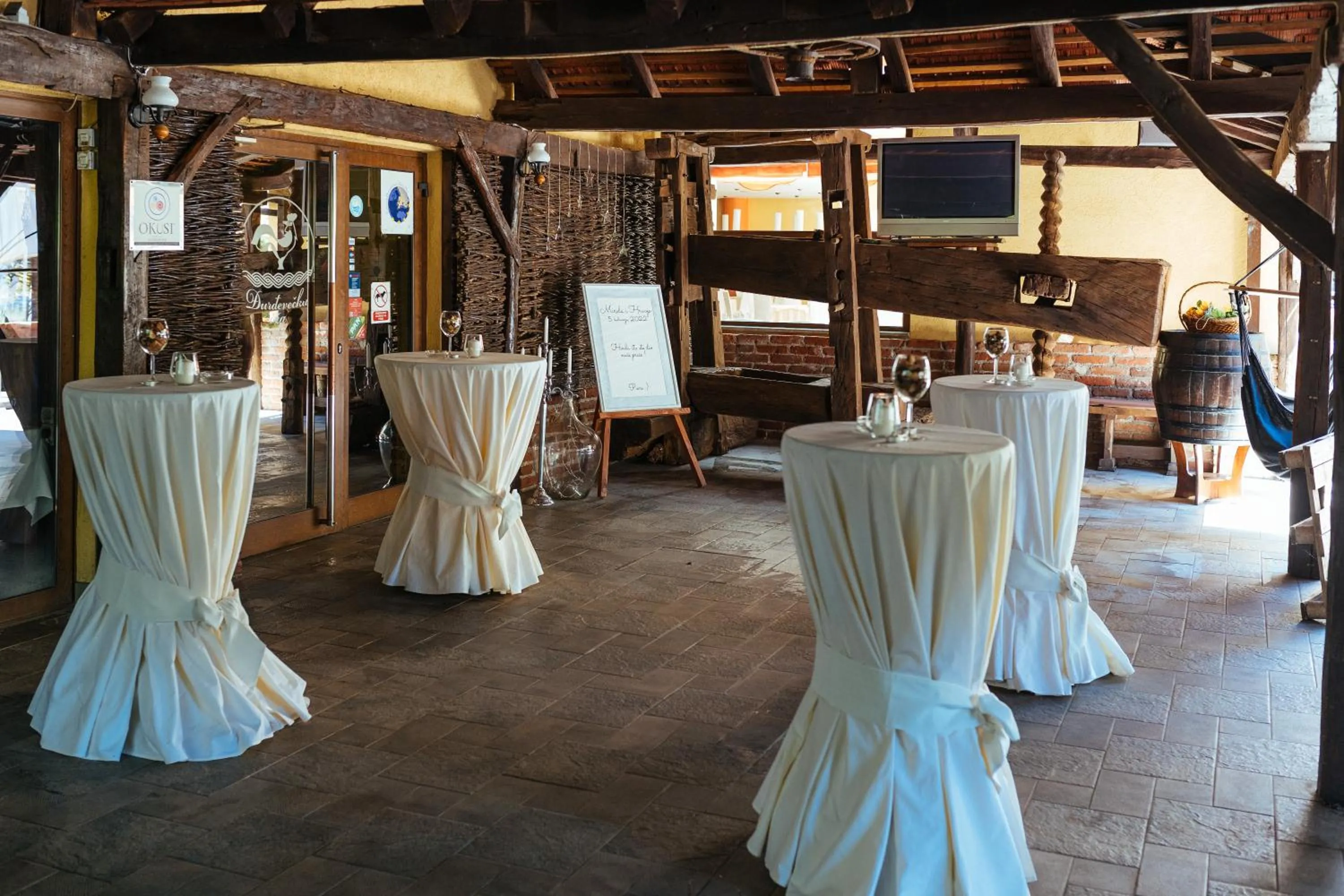 Restaurant/places to eat in Hotel Picok