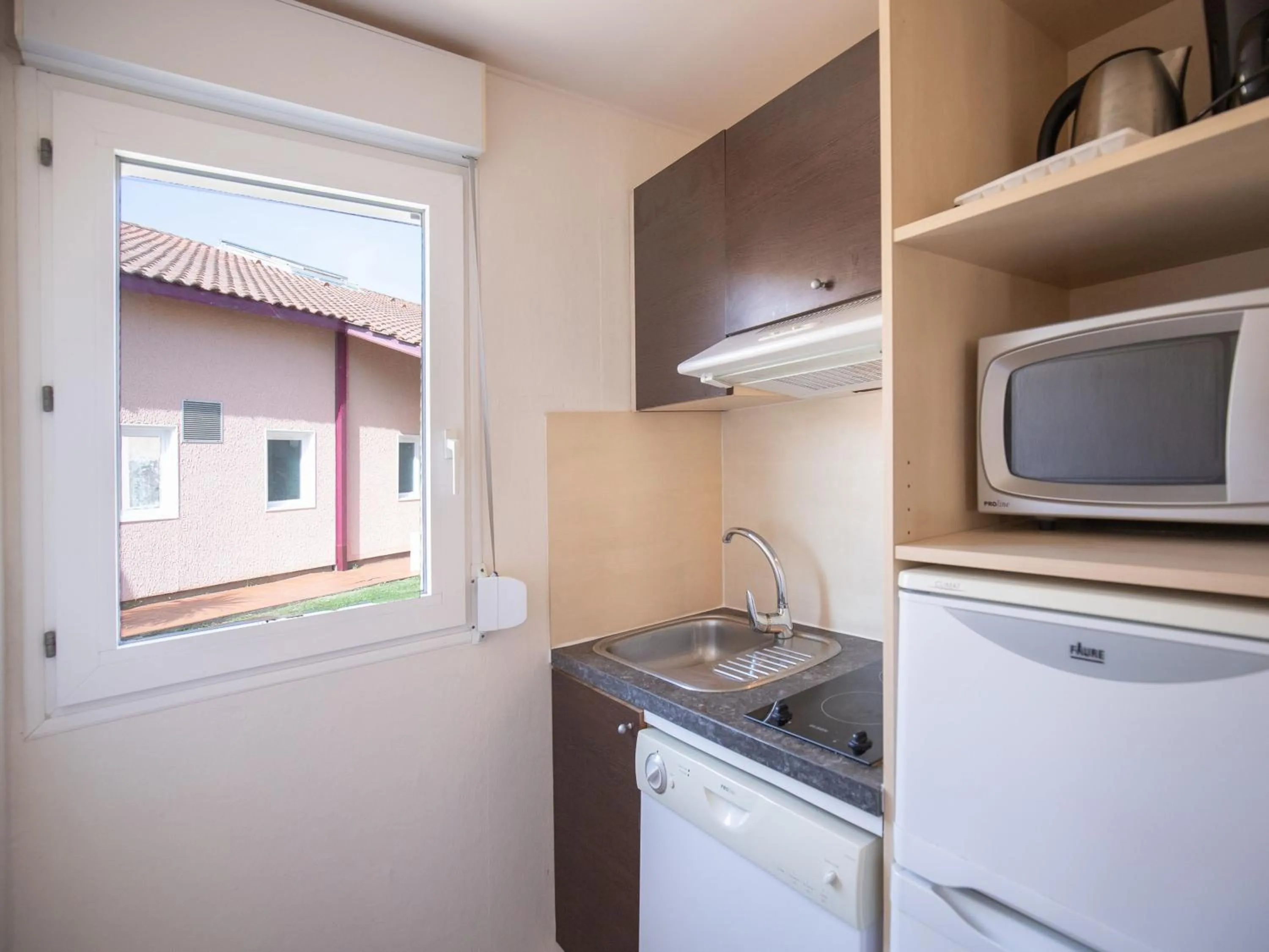 Kitchen or kitchenette in Vacancéole - les villas du lac