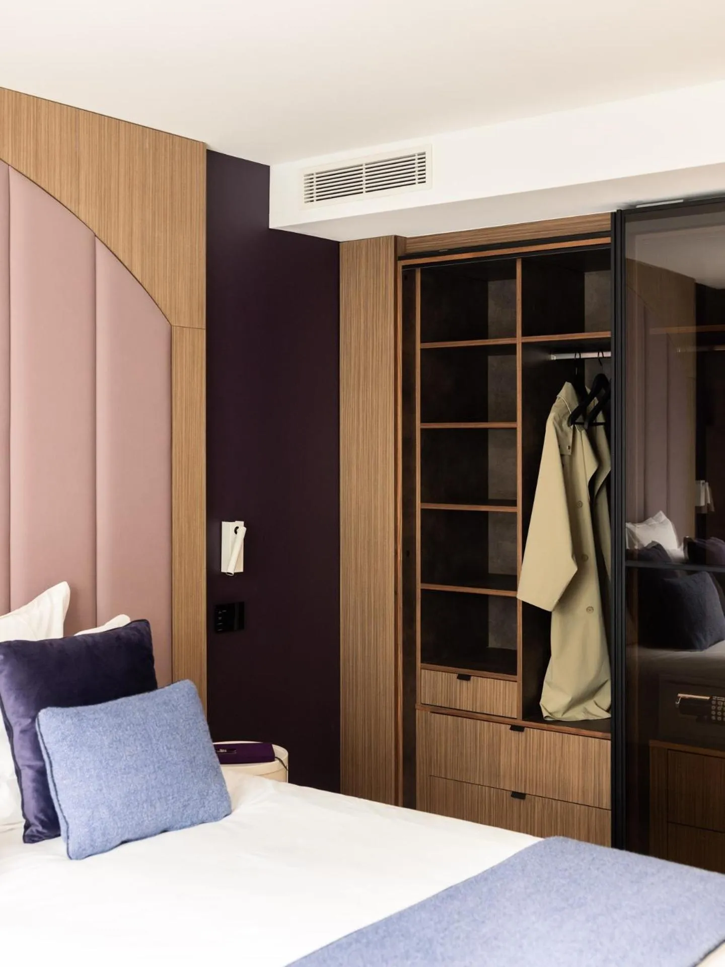 Bedroom, Bed in 1.75 Paris La Source