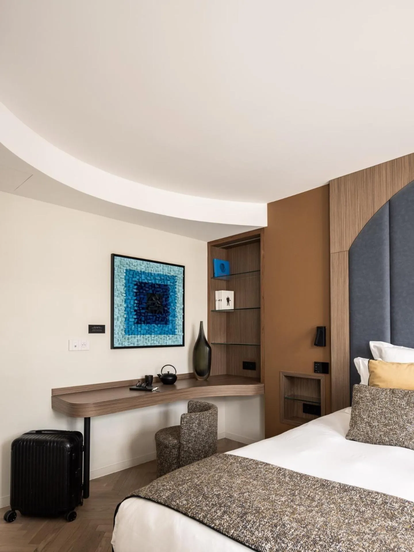 Bedroom, Bed in 1.75 Paris La Source