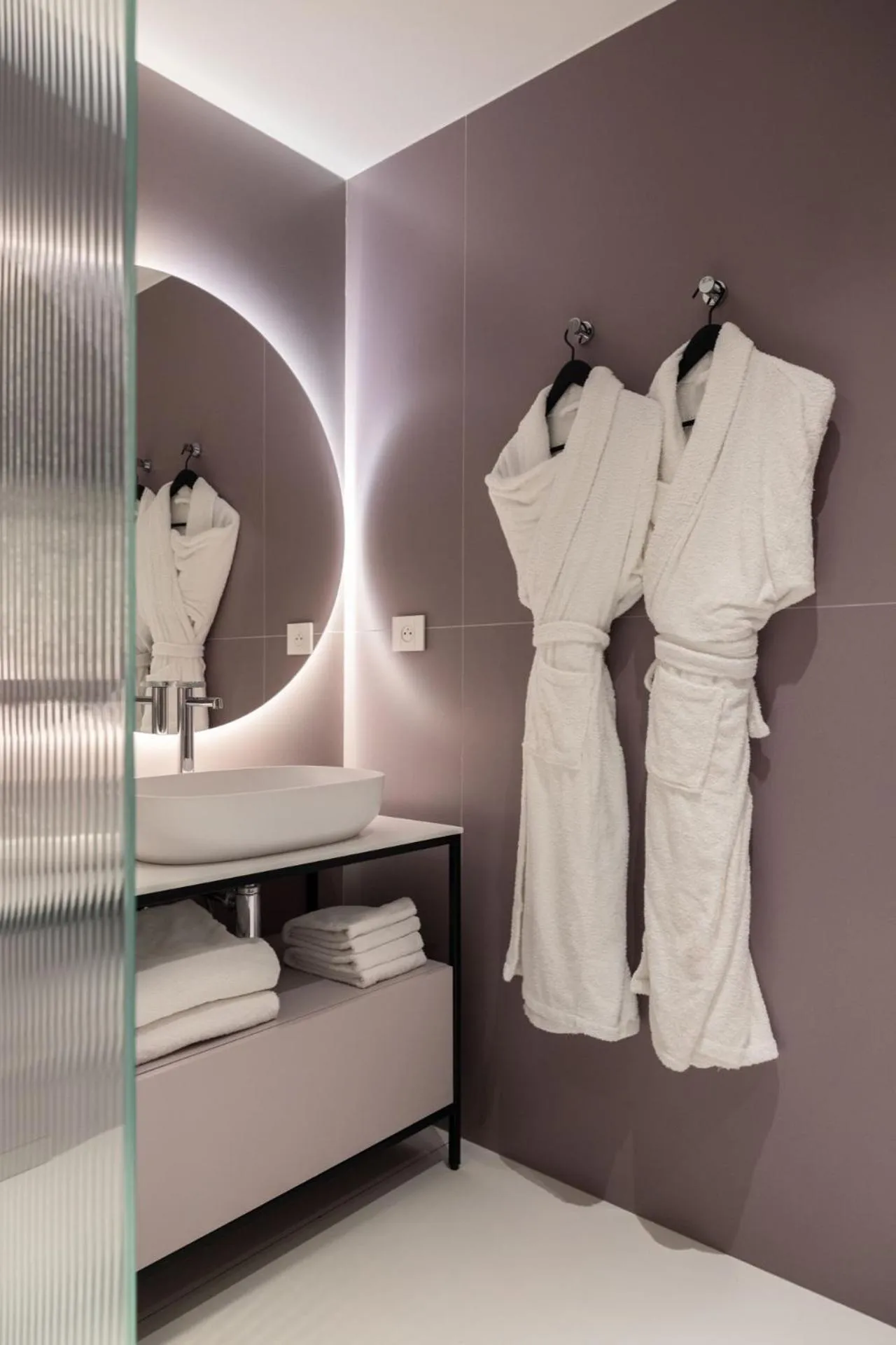 Bathroom, Bed in 1.75 Paris La Source