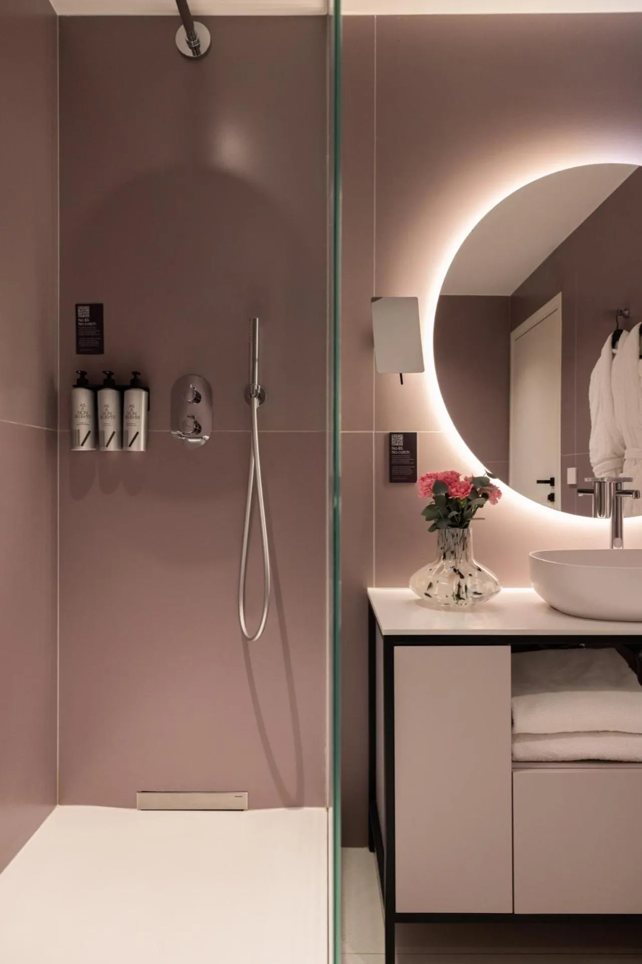 Bathroom in 1.75 Paris La Source