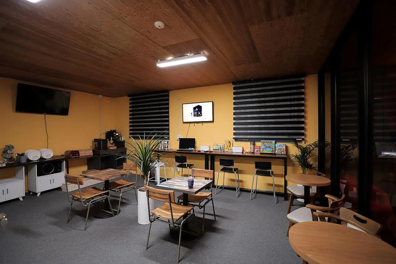 Communal lounge/ TV room in Stay RomanticTrip_Hostel