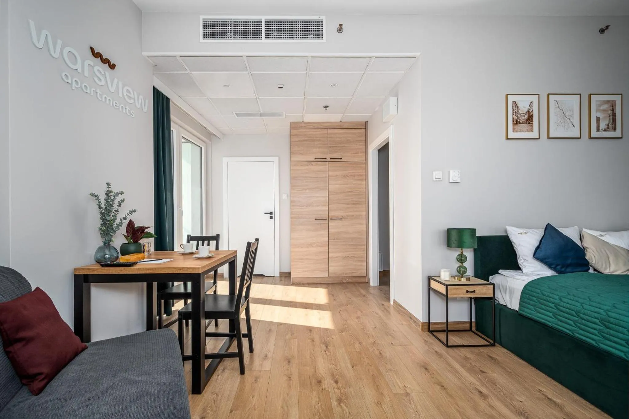 wardrobe, Bed in Warsview Apartments