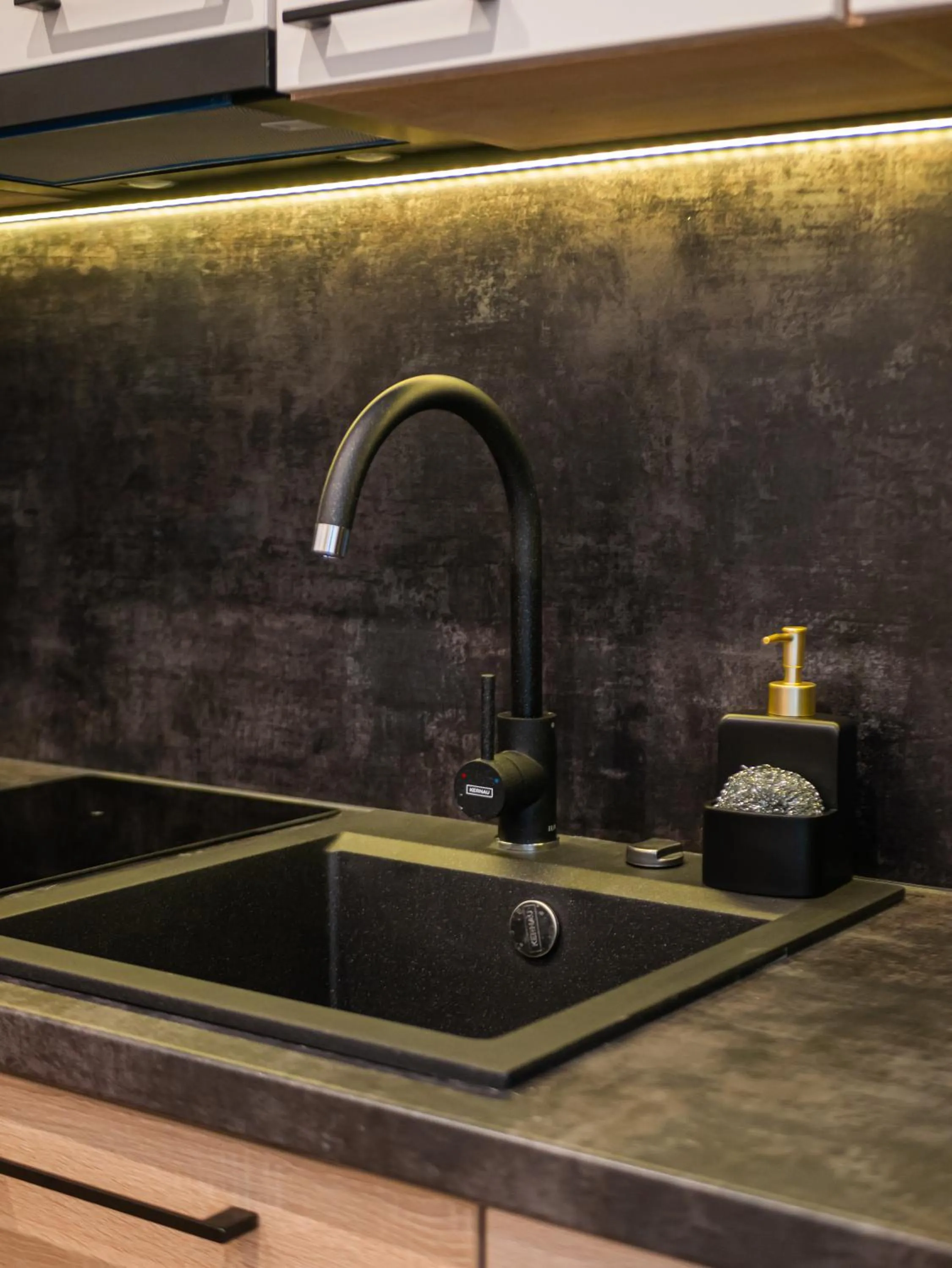 Kitchen or kitchenette in Warsview Apartments