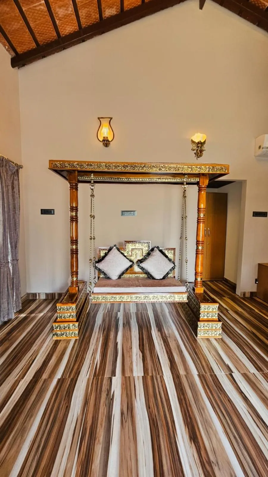 Photo of the whole room in Le Yercaud