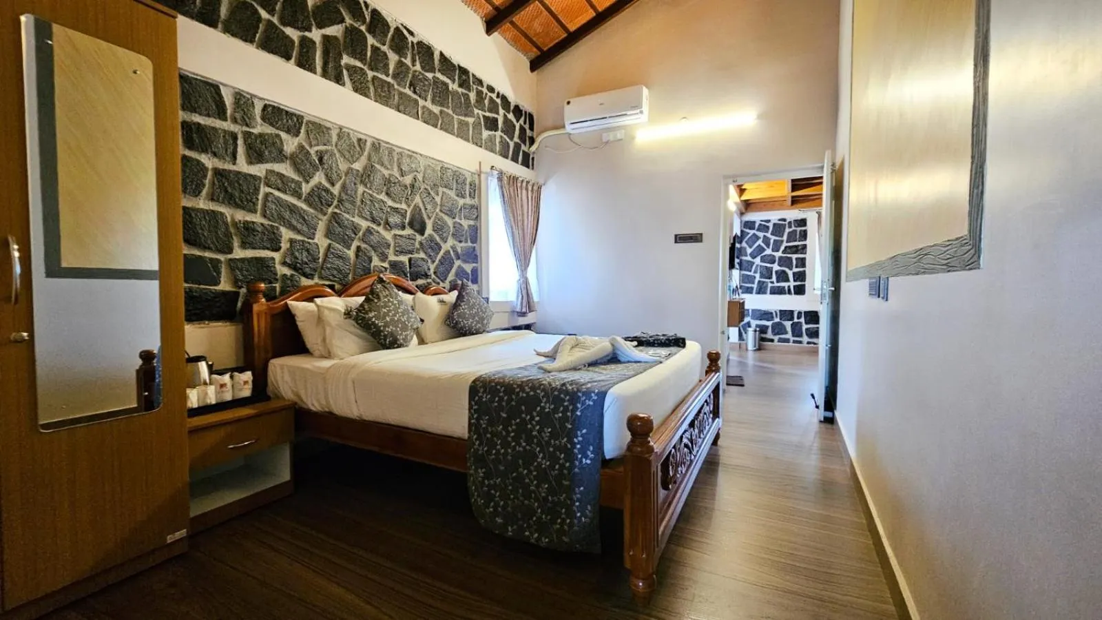 Photo of the whole room in Le Yercaud