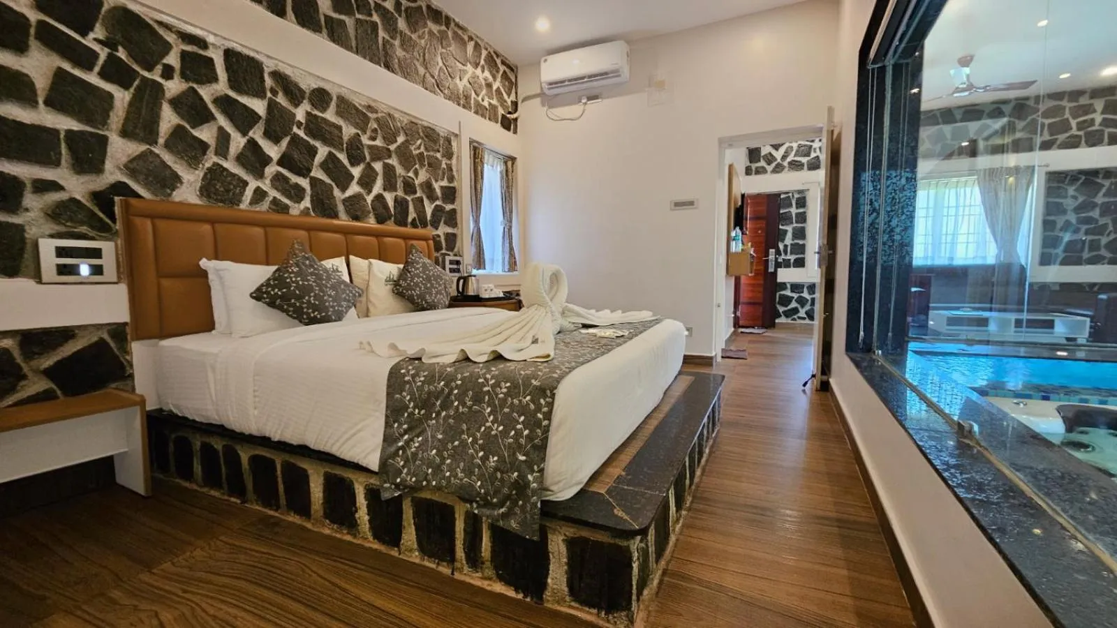 Photo of the whole room in Le Yercaud