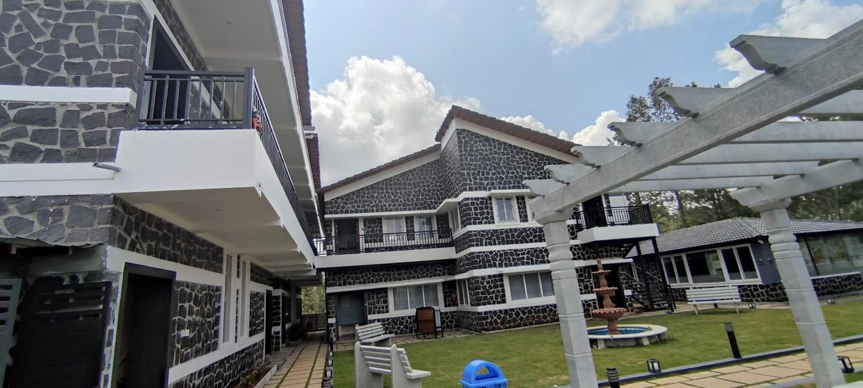 Property building in Le Yercaud