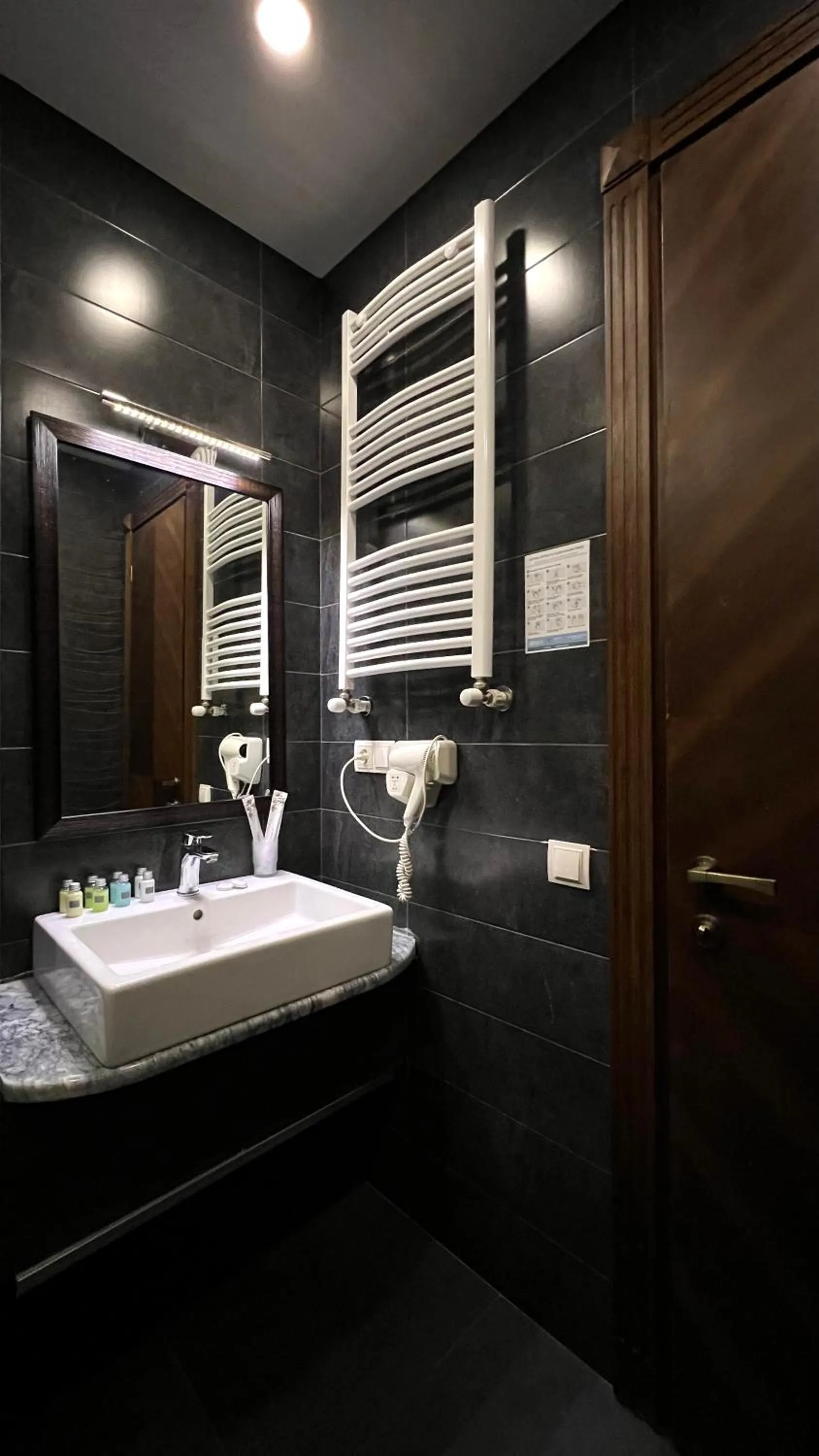 Bathroom in Marmenio Hotel