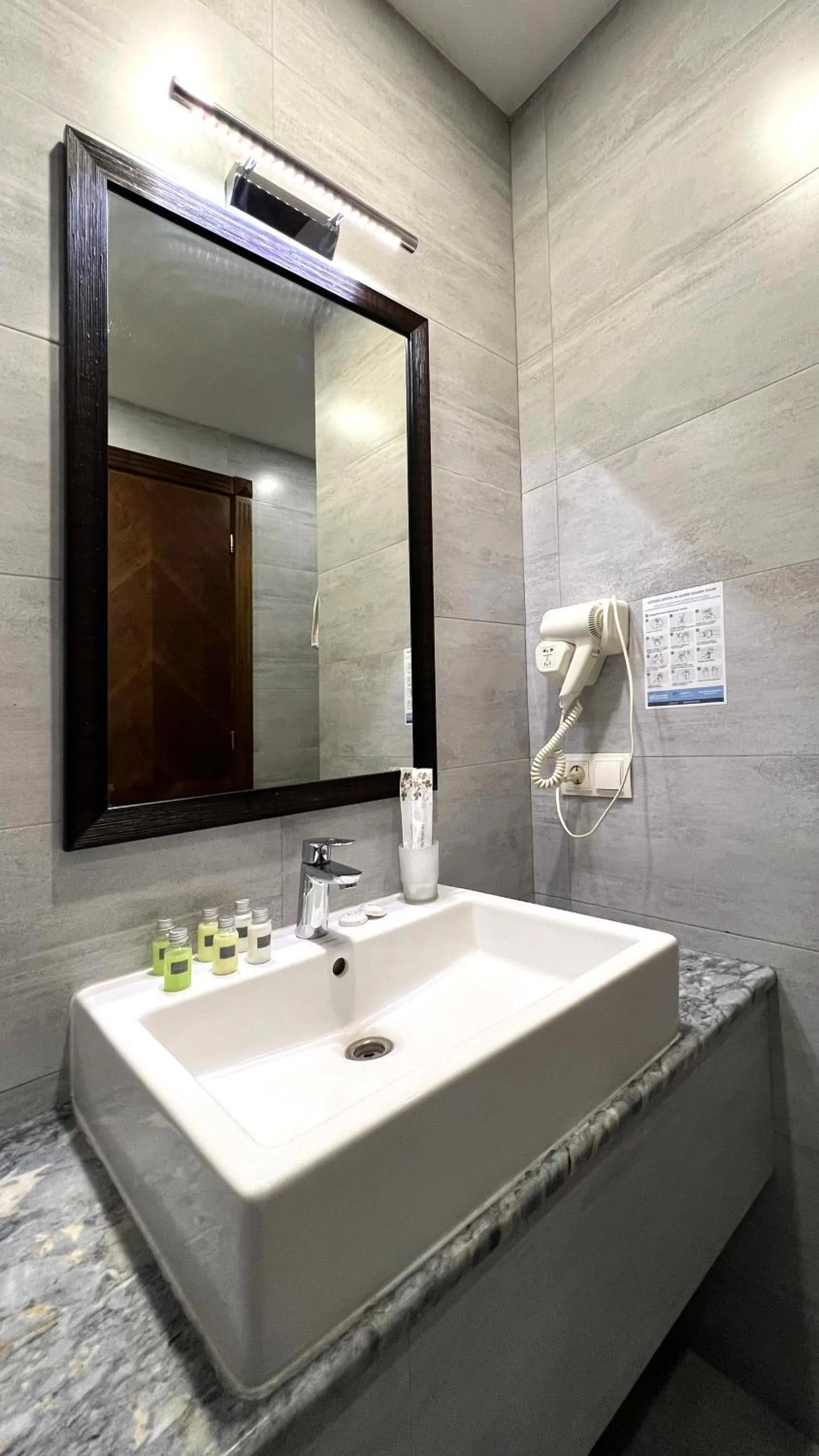 Bathroom in Marmenio Hotel