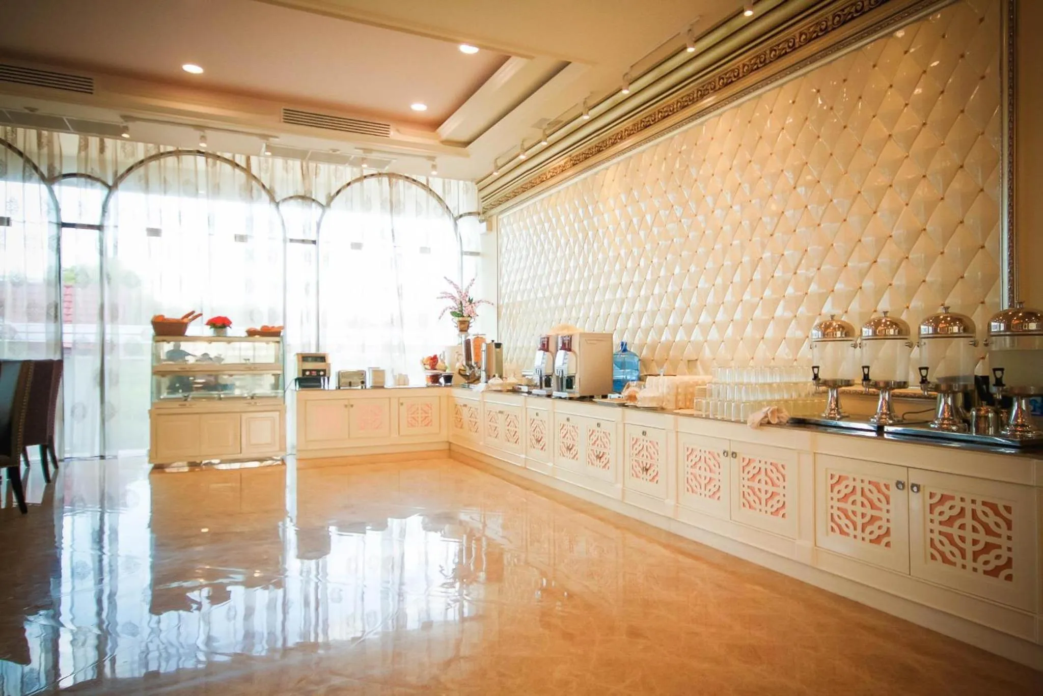 Breakfast in Crystal Ville