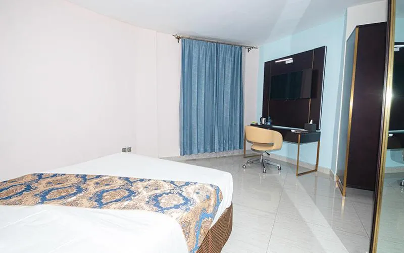 Bed in Hotel Le Figaro