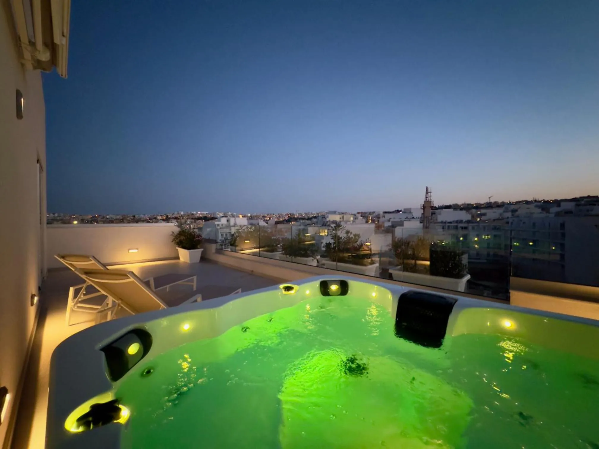 Night in C'est La Vie Boutik Swieqi