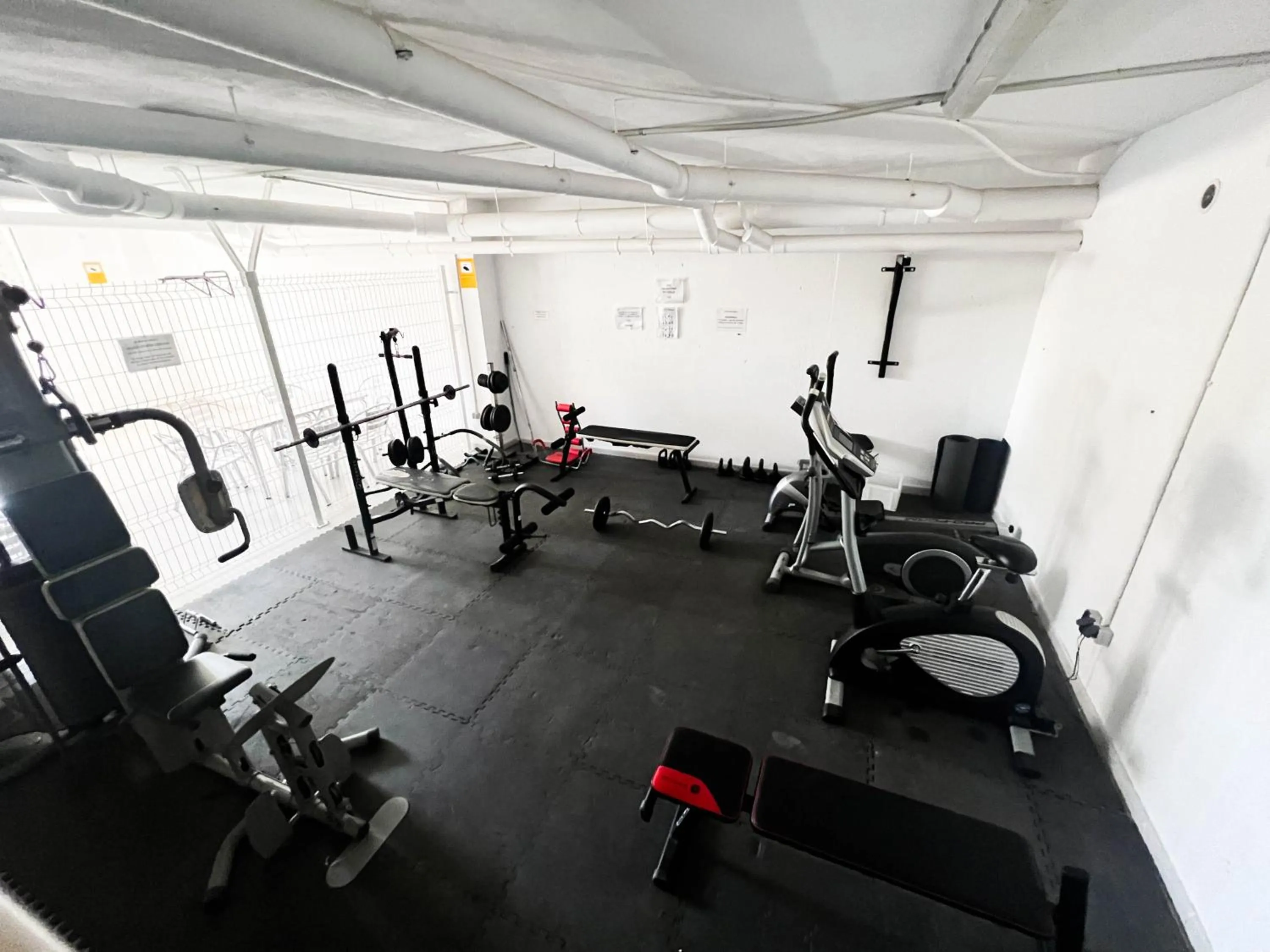 Gym, ping pong, piscina y garaje