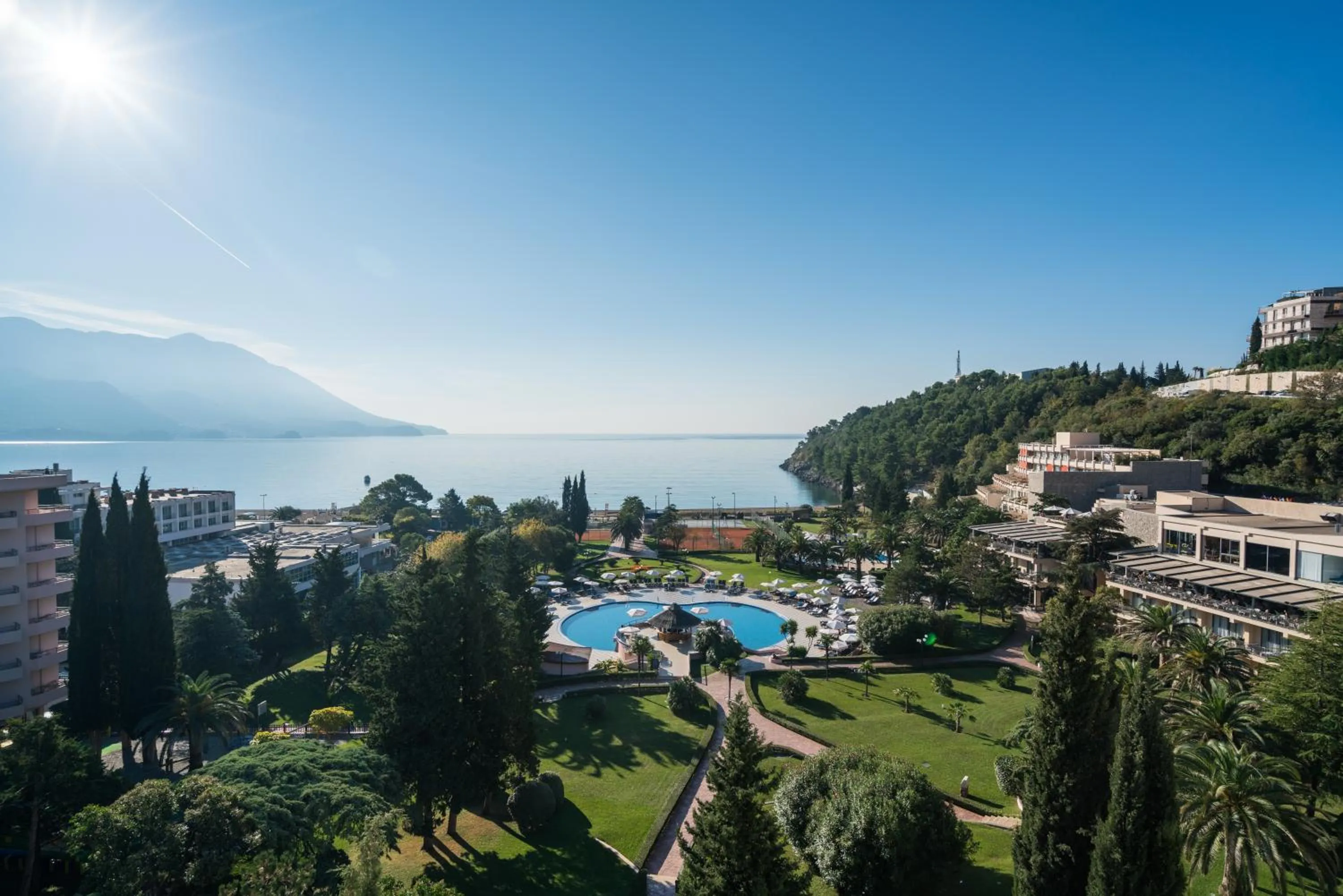 Swimming pool in Iberostar Waves Bellevue All Inclusive