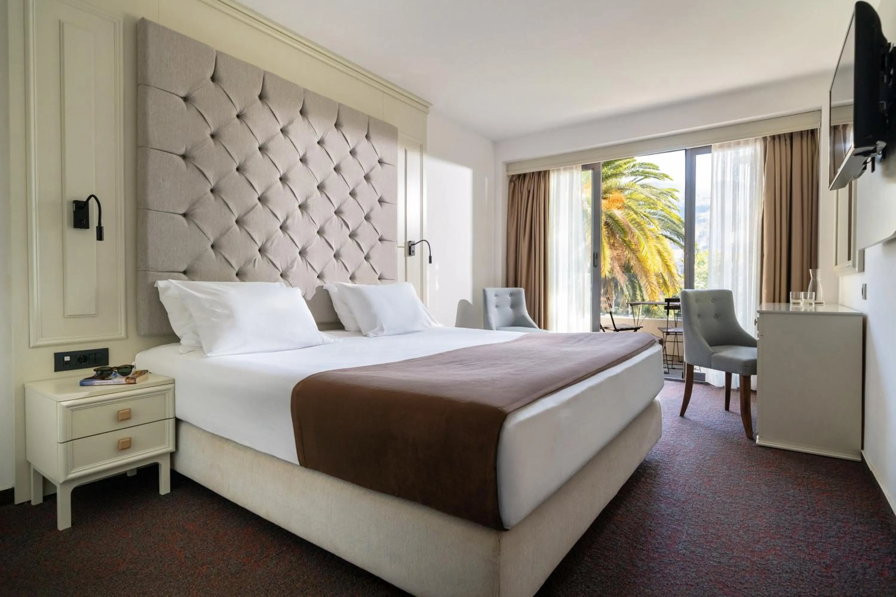 Bedroom, Bed in Iberostar Waves Bellevue All Inclusive