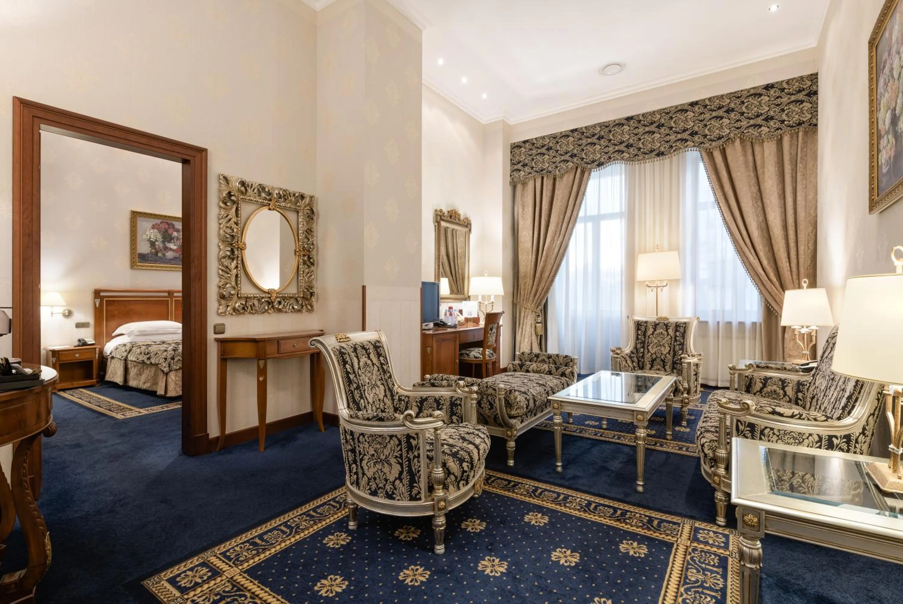 Living room, Bed in Premier Palace Hotel Kyiv