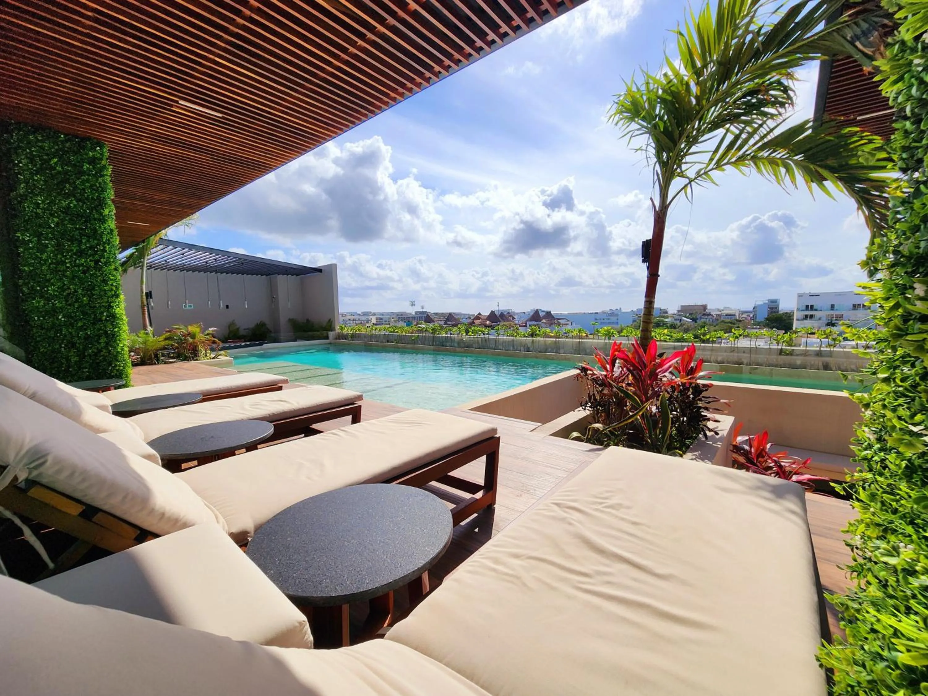 Swimming pool in Sofía Boutique Condos by Bunik