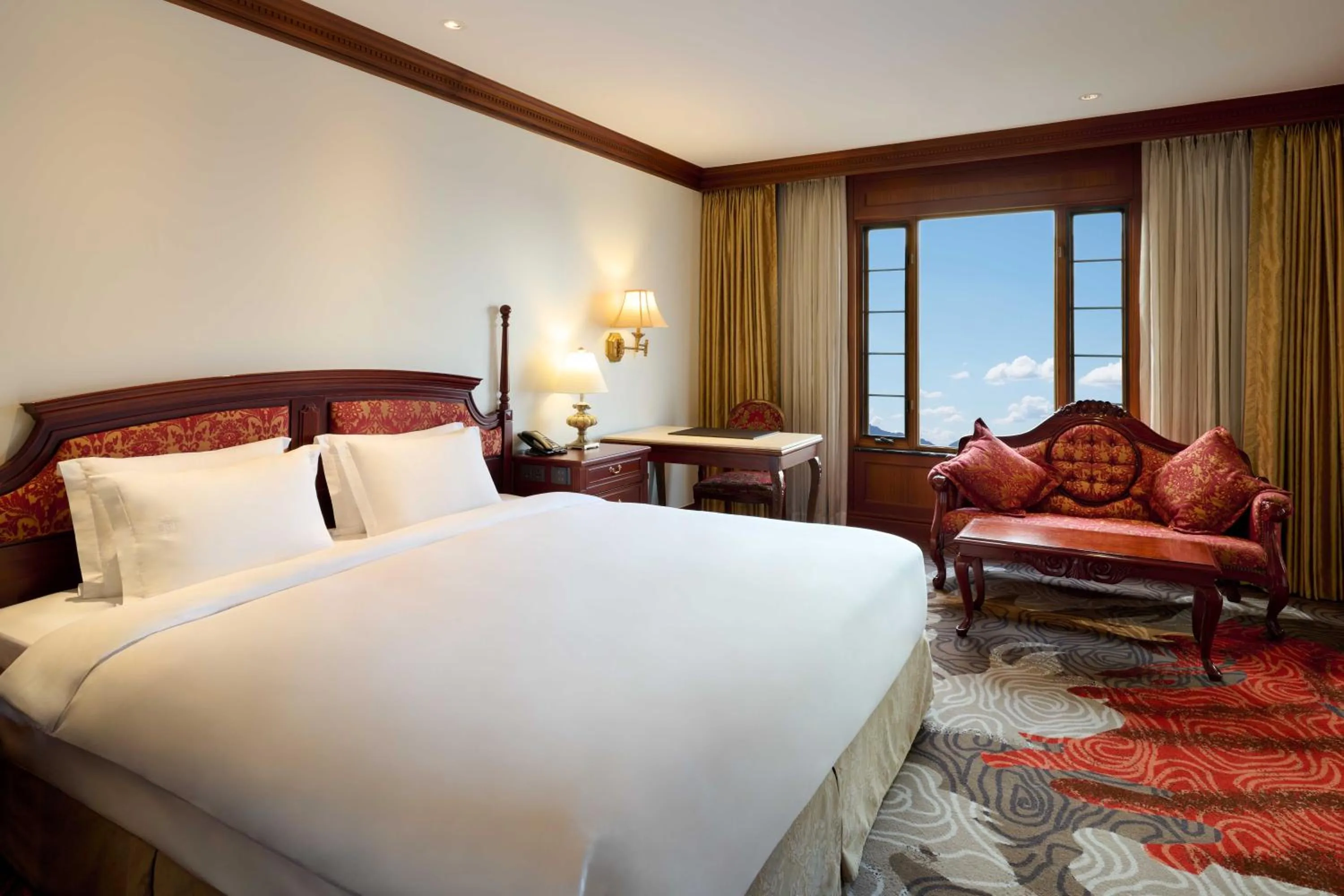 Photo of the whole room, Bed in Grand Mercure Imperial Palace Seoul Gangnam