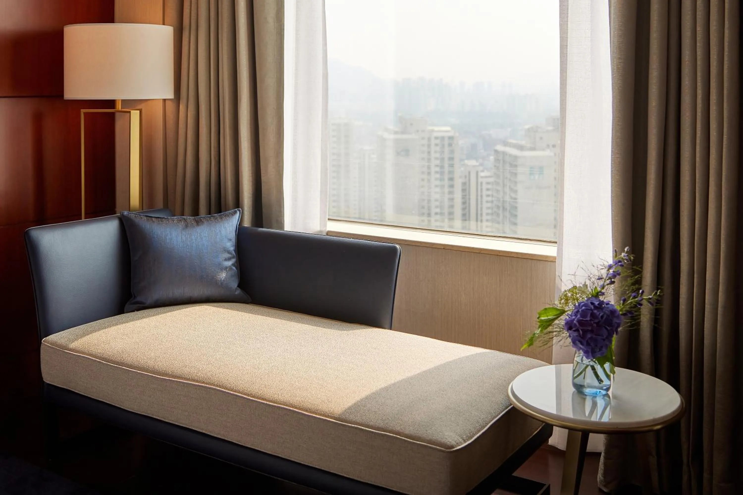 Seating area, Bed in Lotte Hotel World