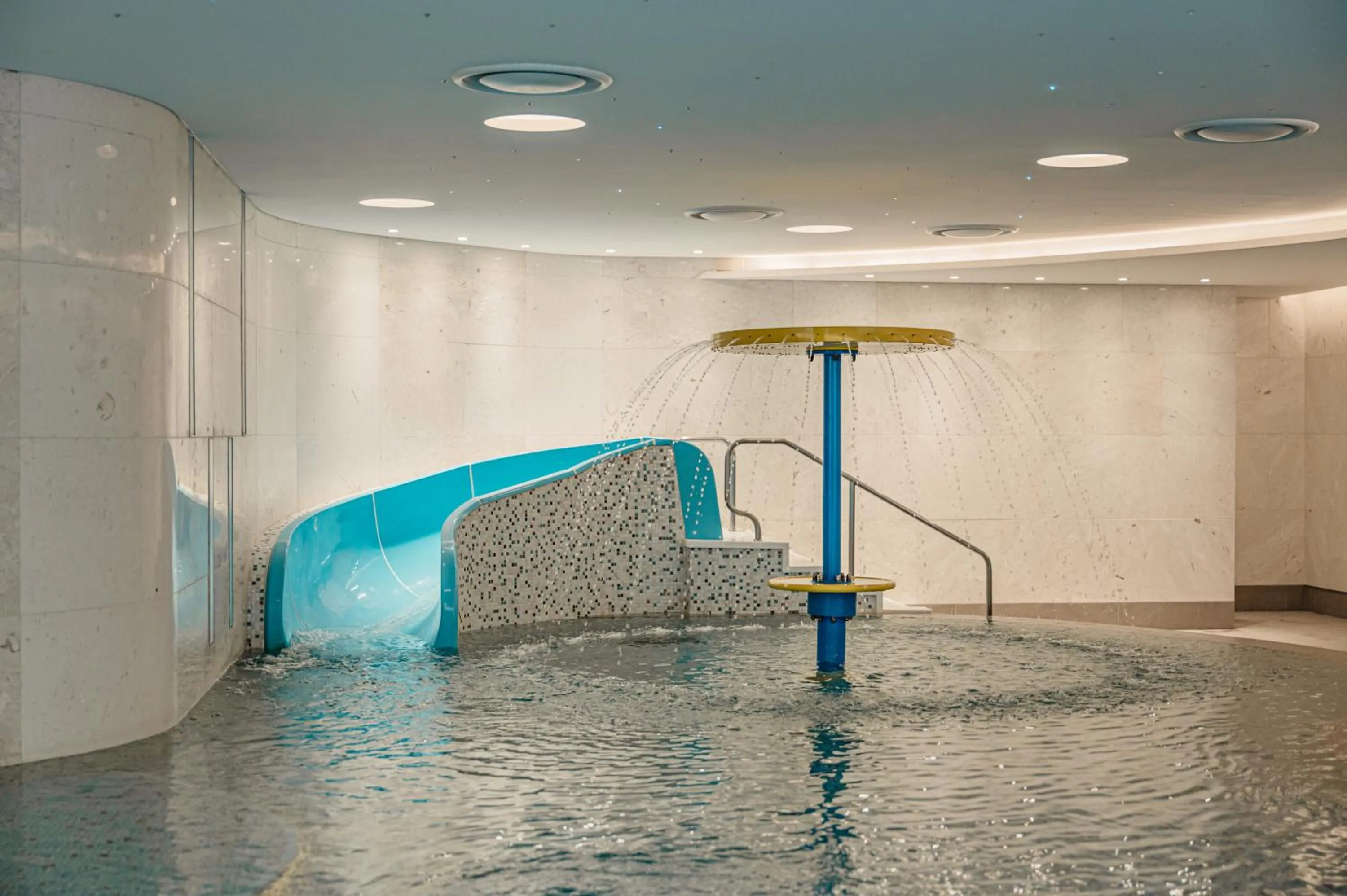 Swimming pool in Lotte Hotel World