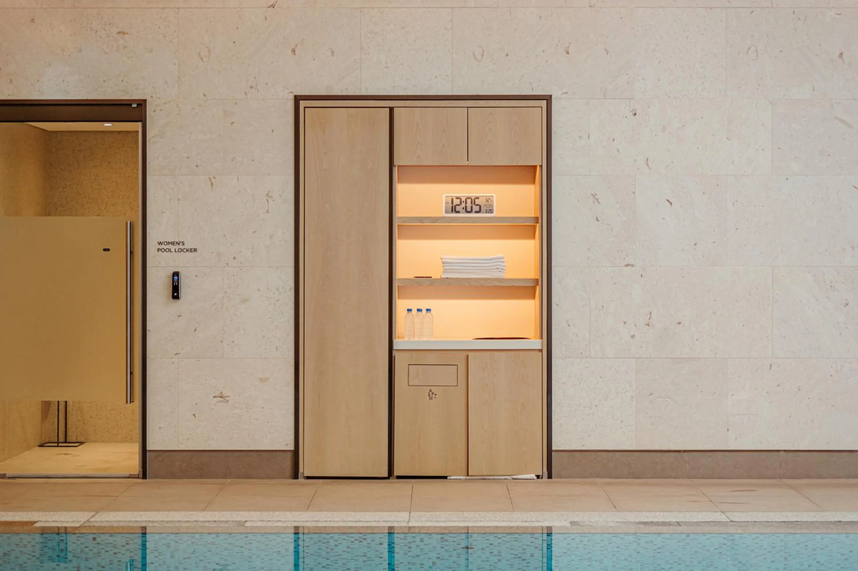 Swimming pool in Lotte Hotel World