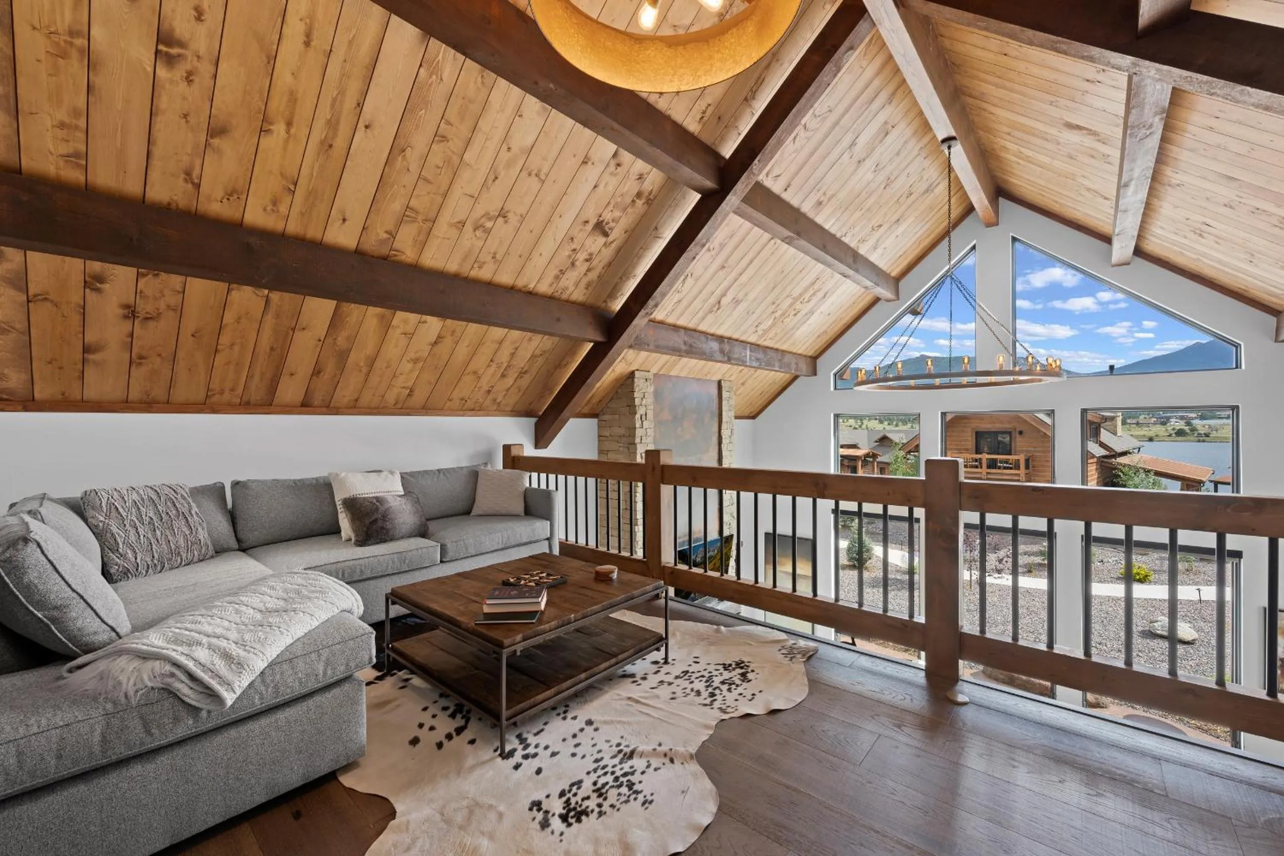 Luxury Cabin! Fireplace and Jacuzzi!