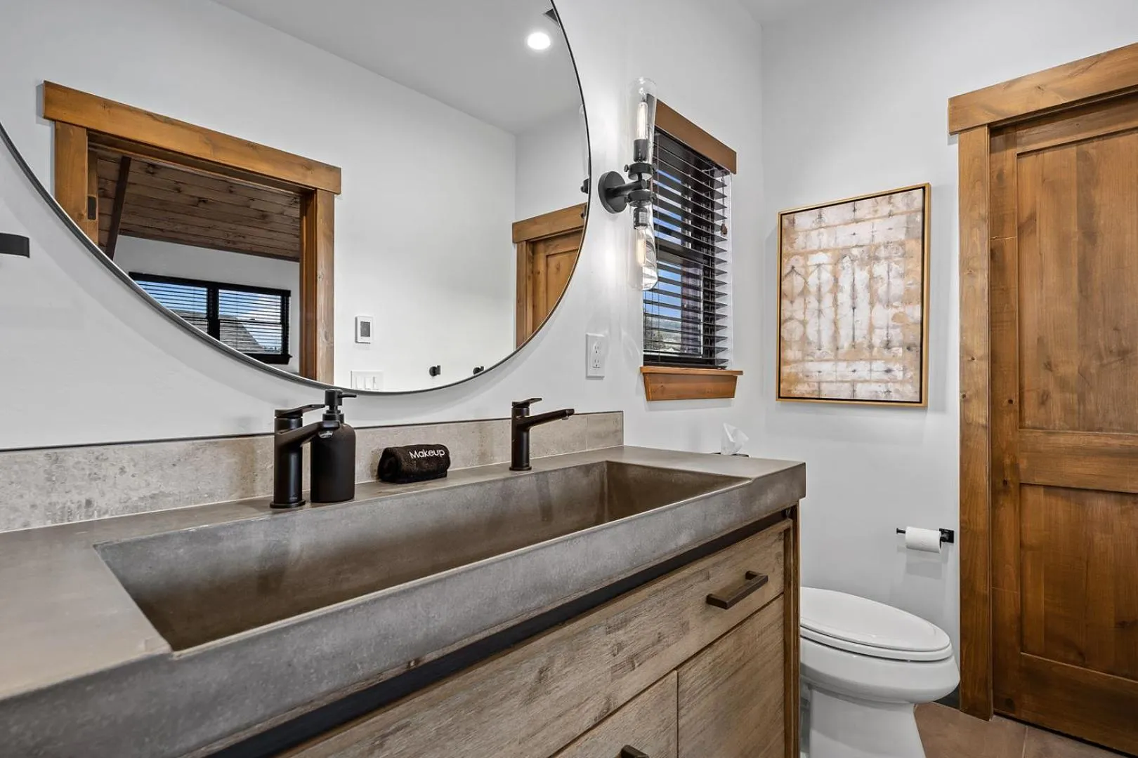 Luxury Cabin! Fireplace and Jacuzzi!