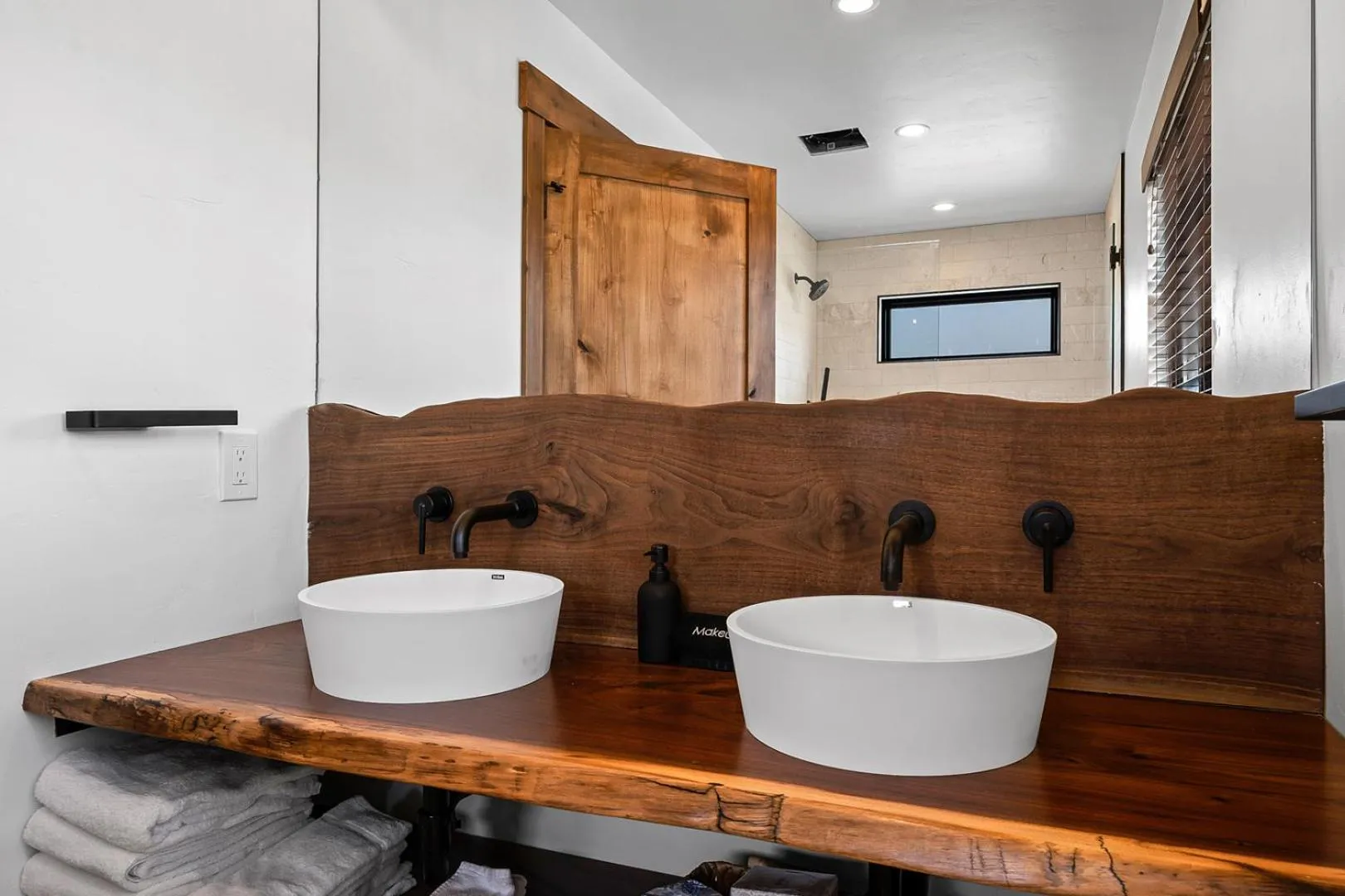 Luxury Cabin! Fireplace and Jacuzzi!