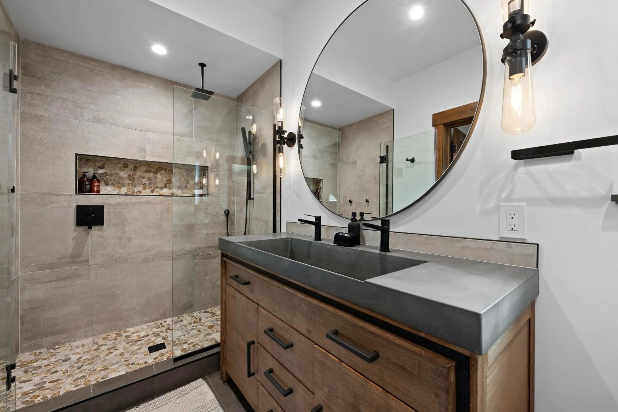 Luxury Cabin! Fireplace and Jacuzzi!