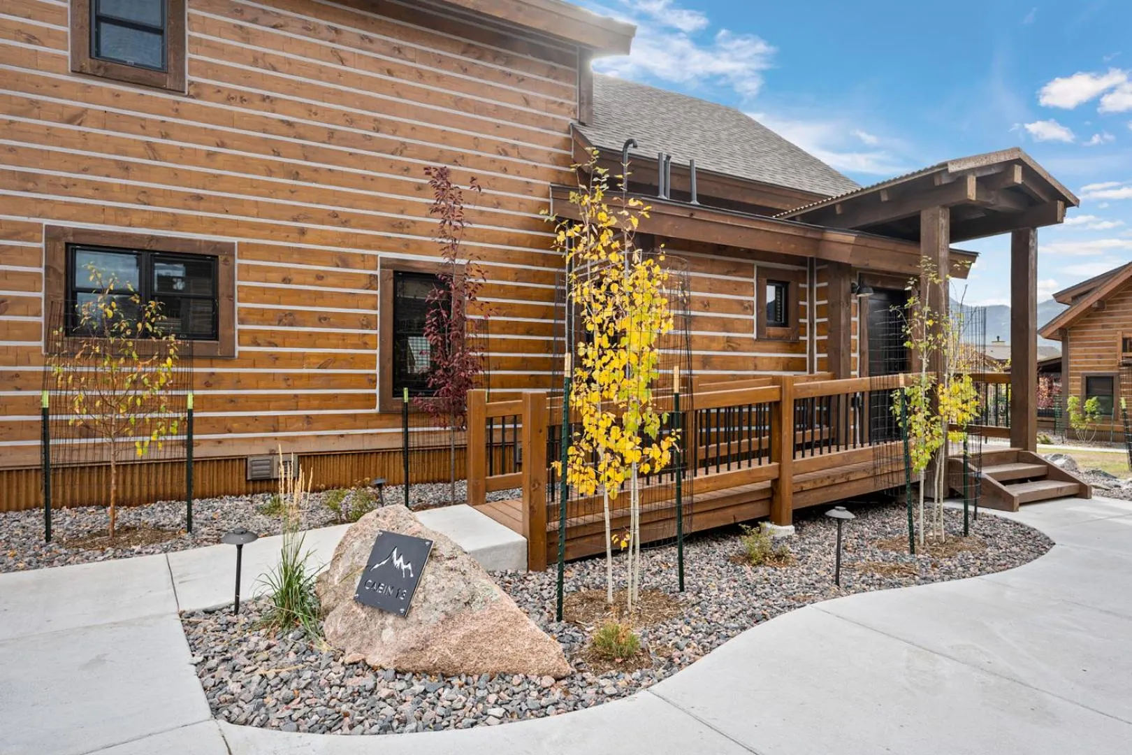 Luxury Cabin! Fireplace and Jacuzzi!