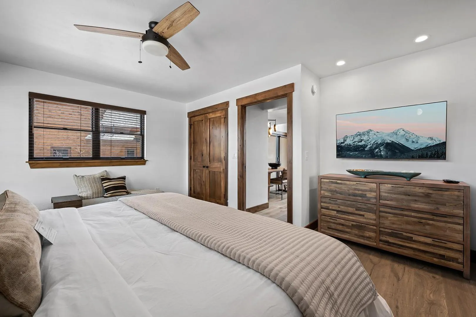 Bed in Luxury Cabin! Fireplace and Jacuzzi!