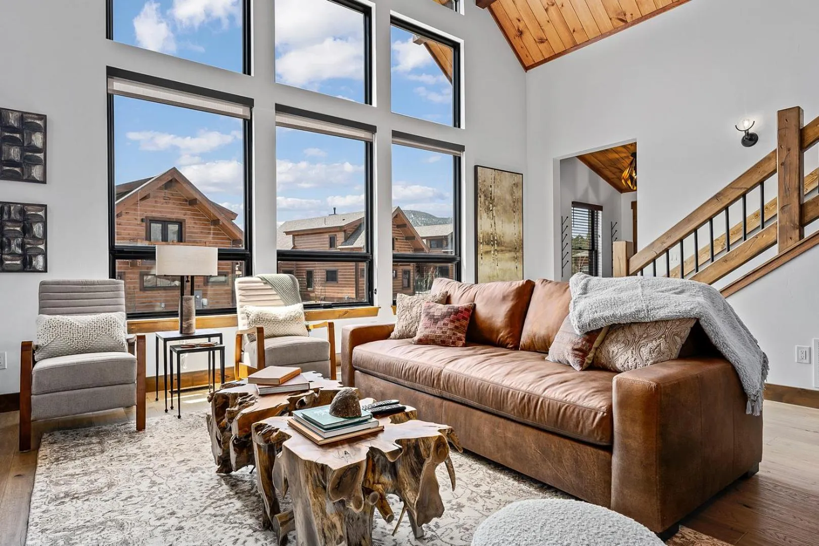 Luxury Cabin! Fireplace and Jacuzzi!