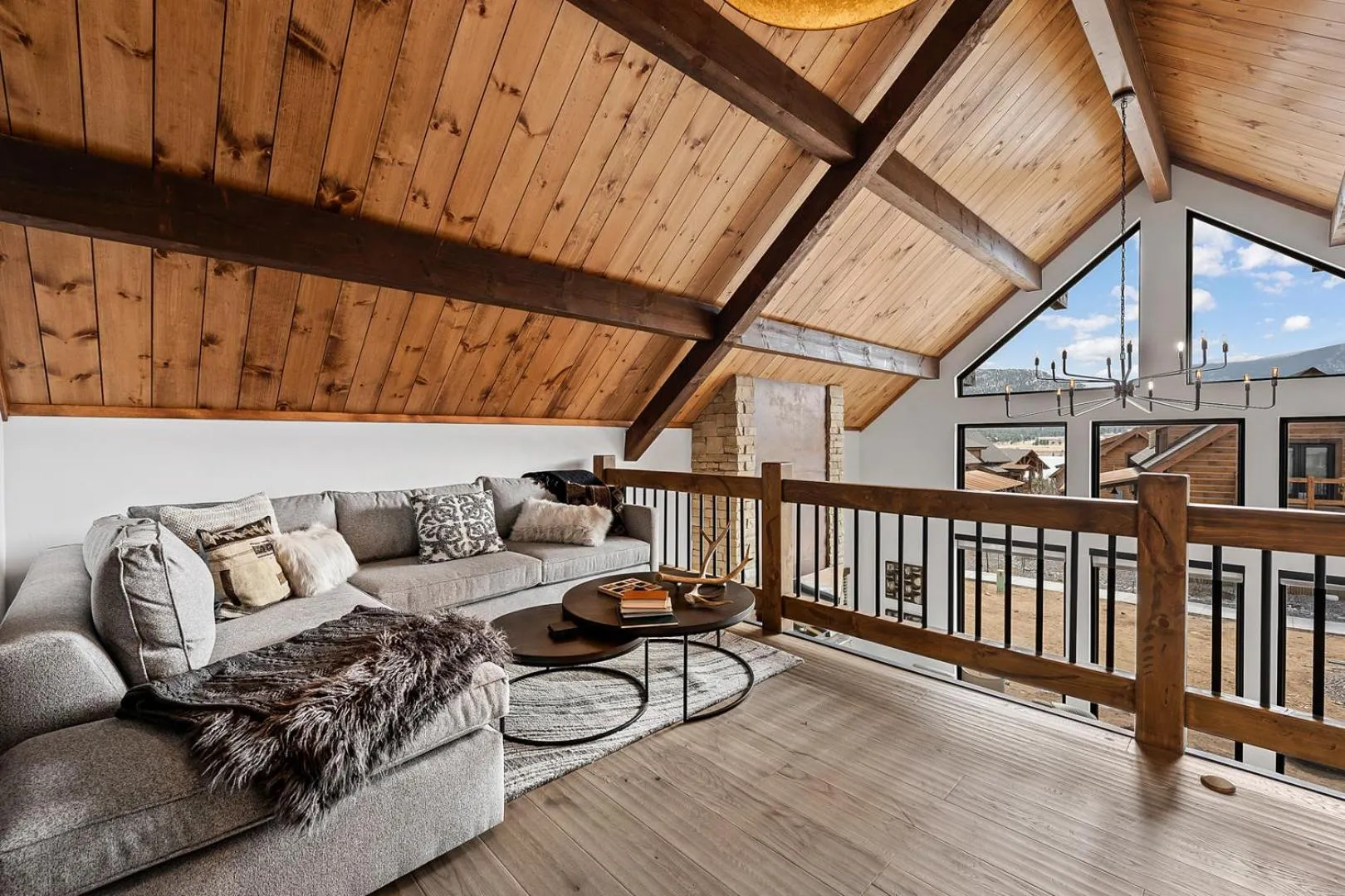 Luxury Cabin! Fireplace and Jacuzzi!