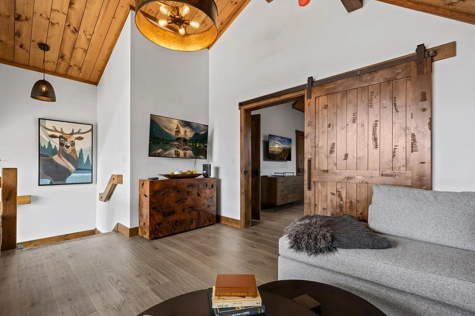 Bed in Luxury Cabin! Fireplace and Jacuzzi!