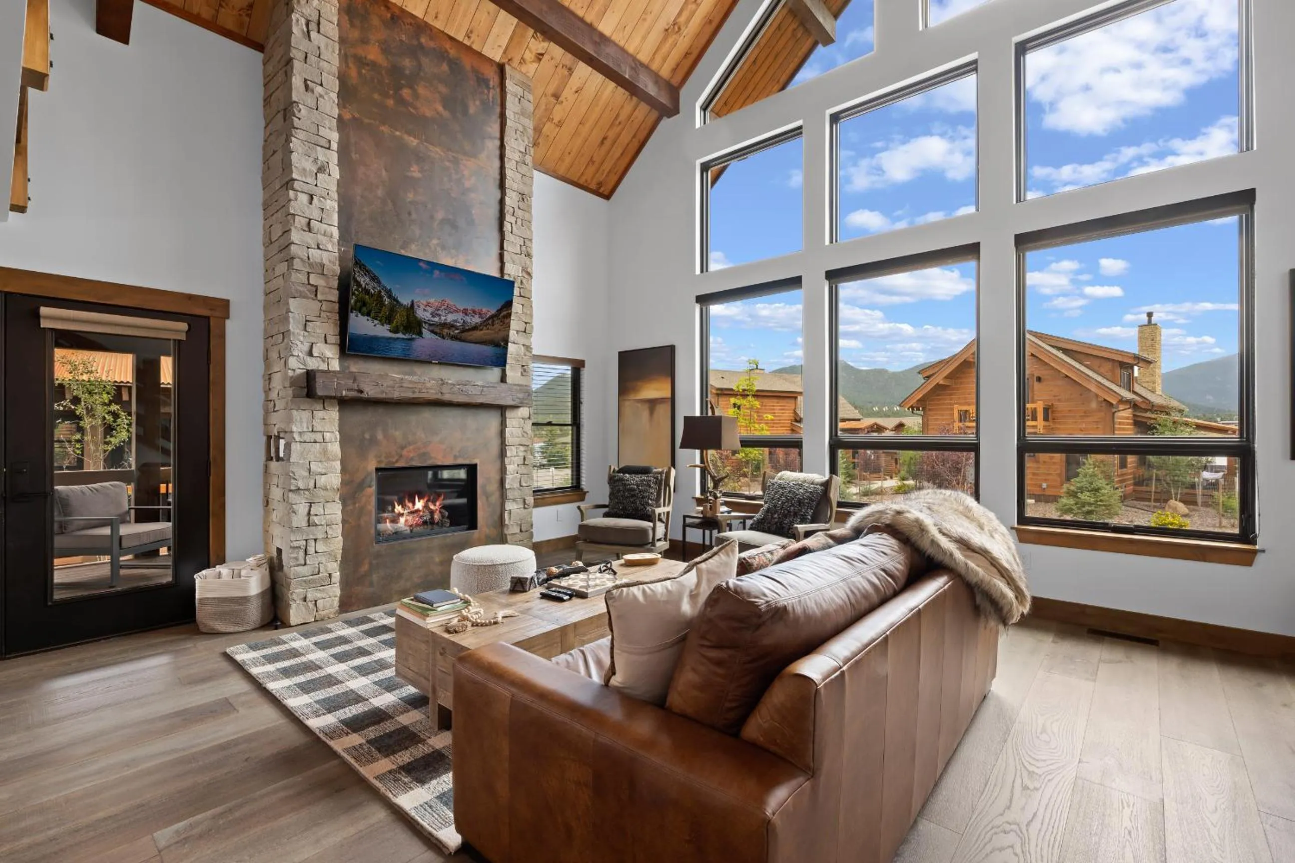 Luxury Cabin! Fireplace and Jacuzzi!