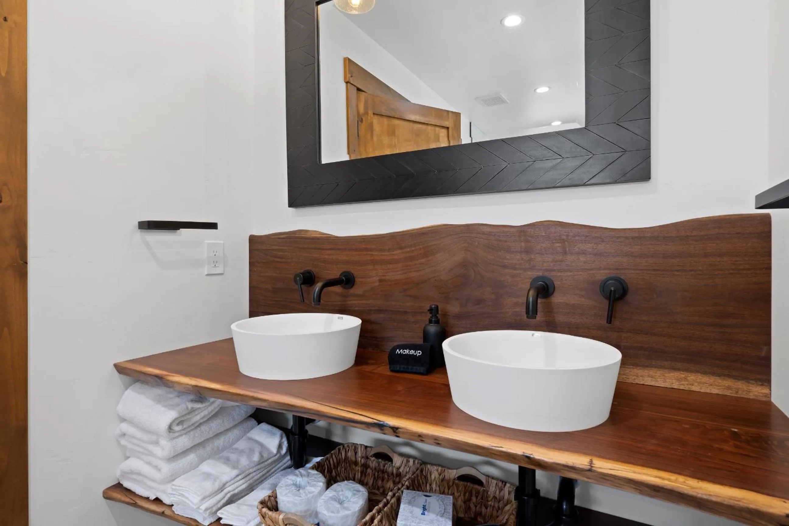 Luxury Cabin! Fireplace and Jacuzzi!