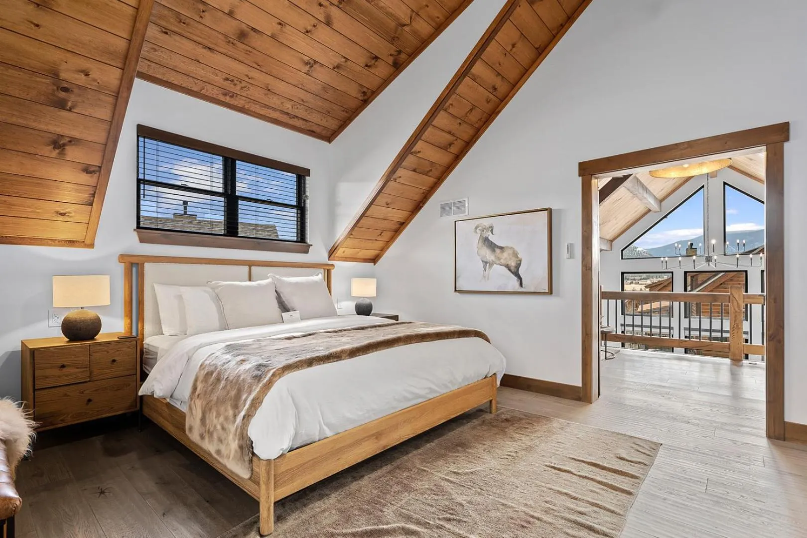 Bed in Luxury Cabin! Fireplace and Jacuzzi!