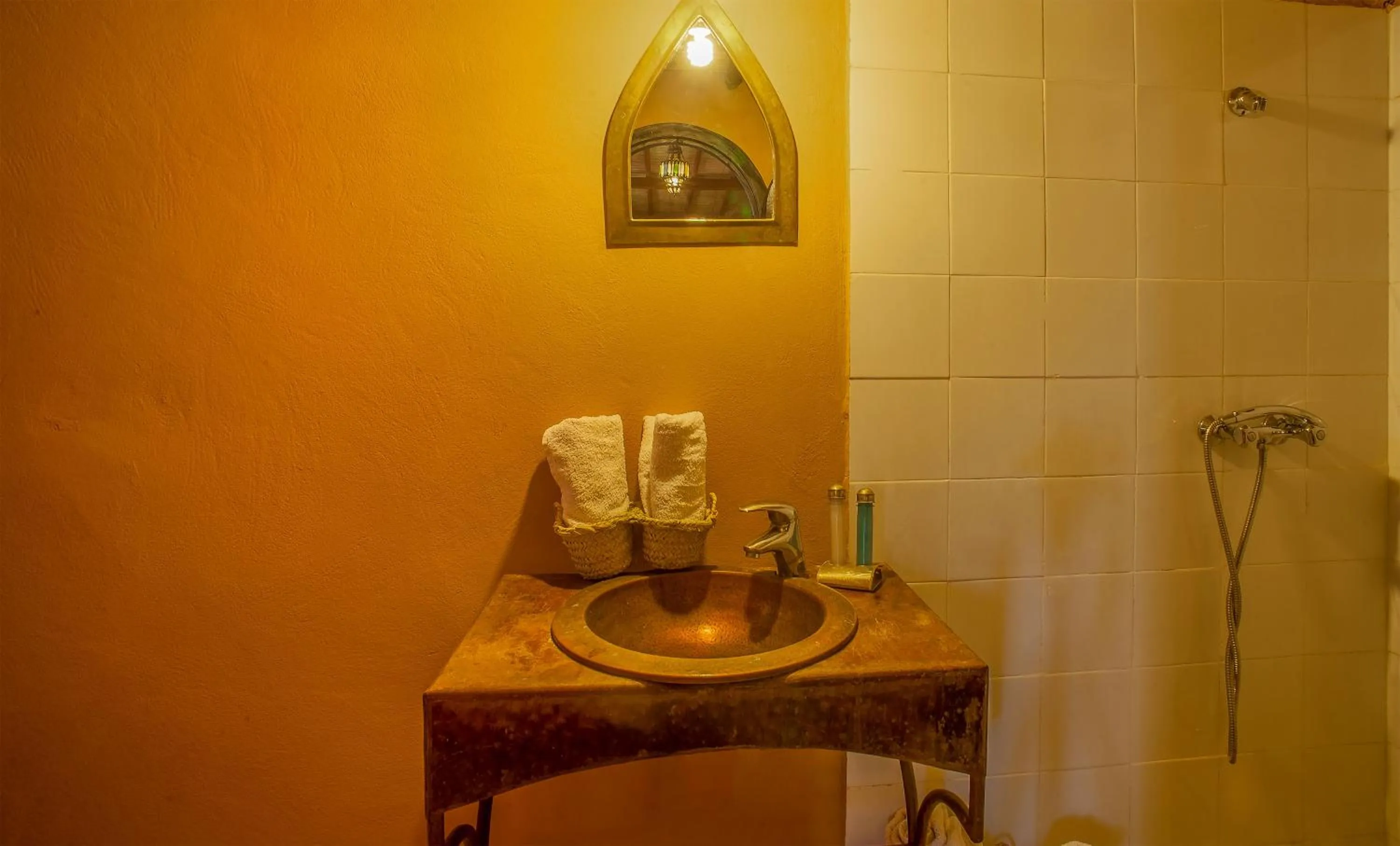 Shower in Chez Le Pacha - Authentic Sahara Hotel Mhamid