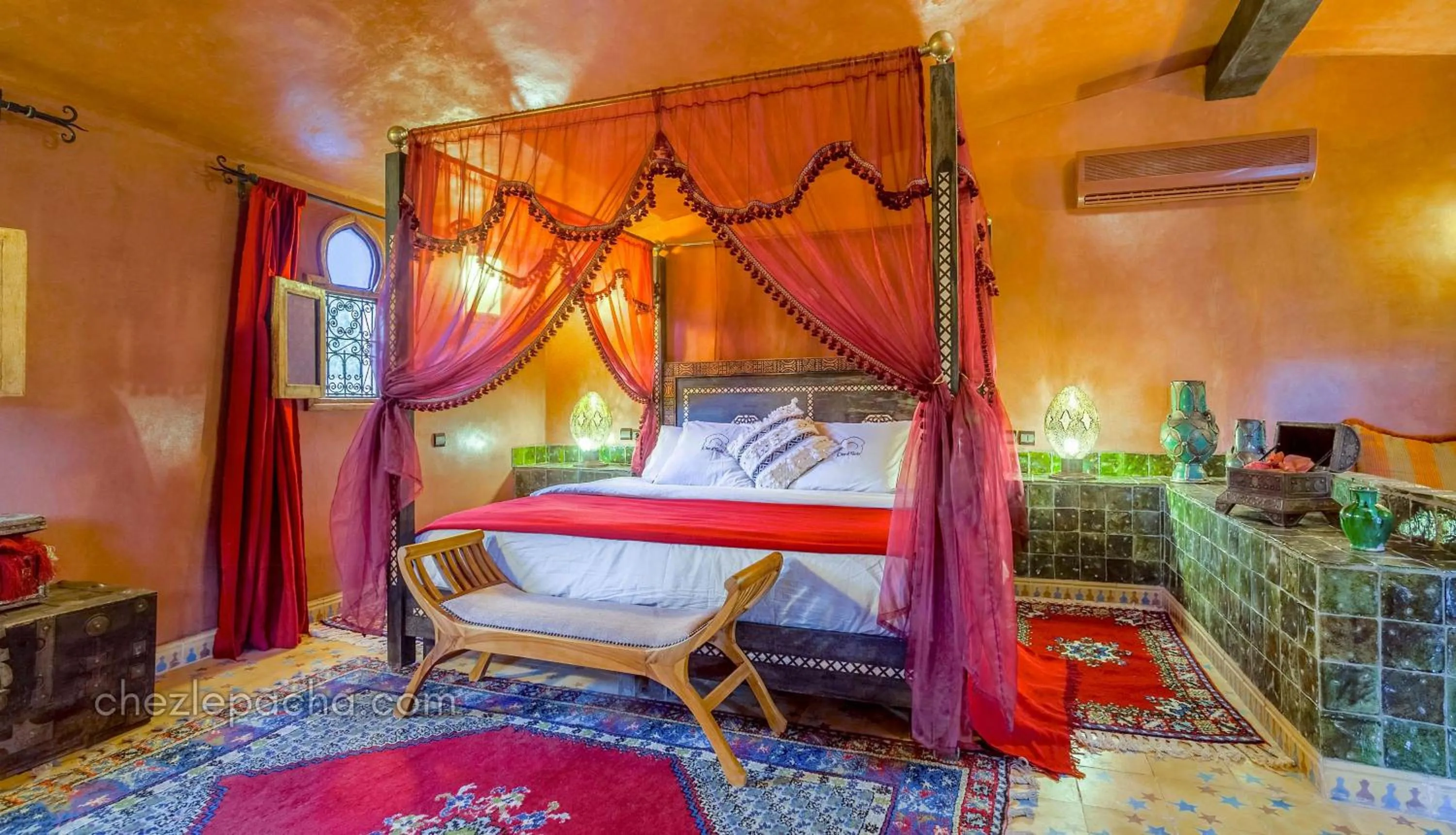 Decorative detail, Bed in Chez Le Pacha - Authentic Sahara Hotel Mhamid