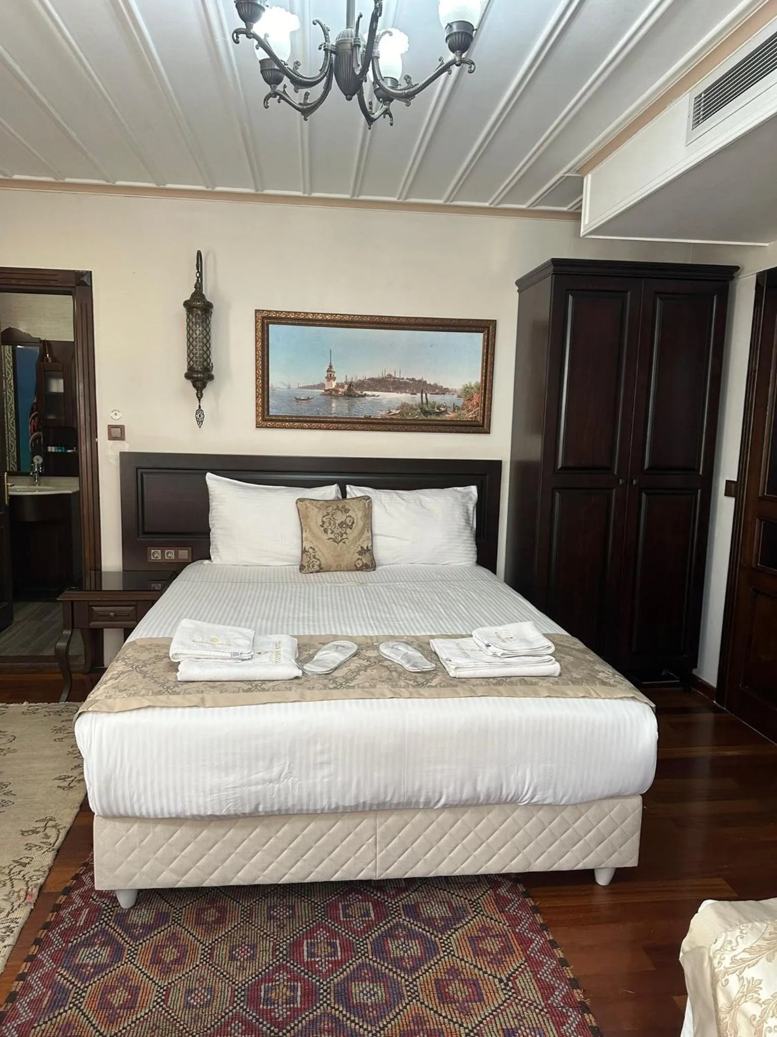 Photo of the whole room, Bed in Bender Hotel