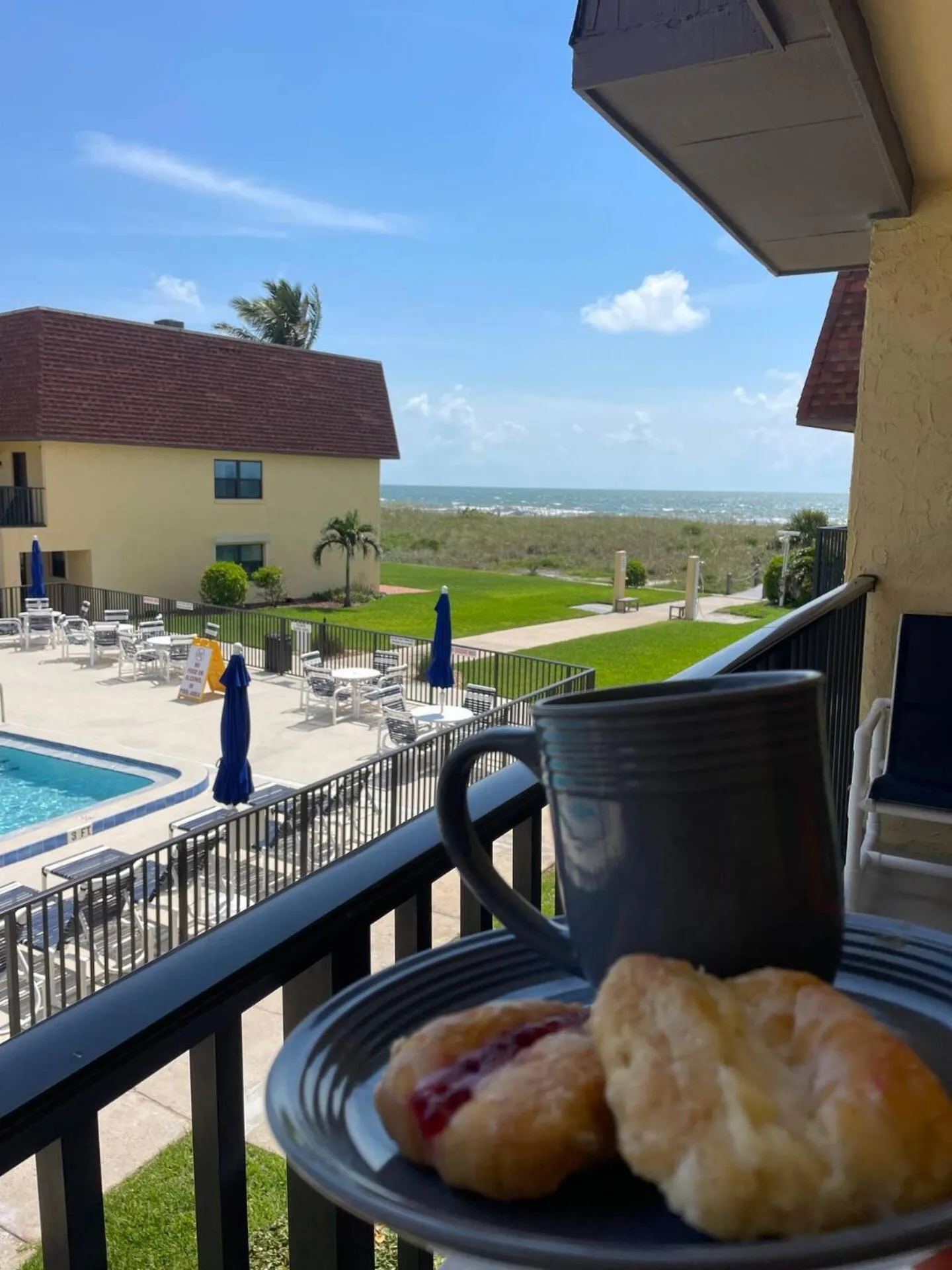 Beachfront with heated pool, 60 seconds to beach
