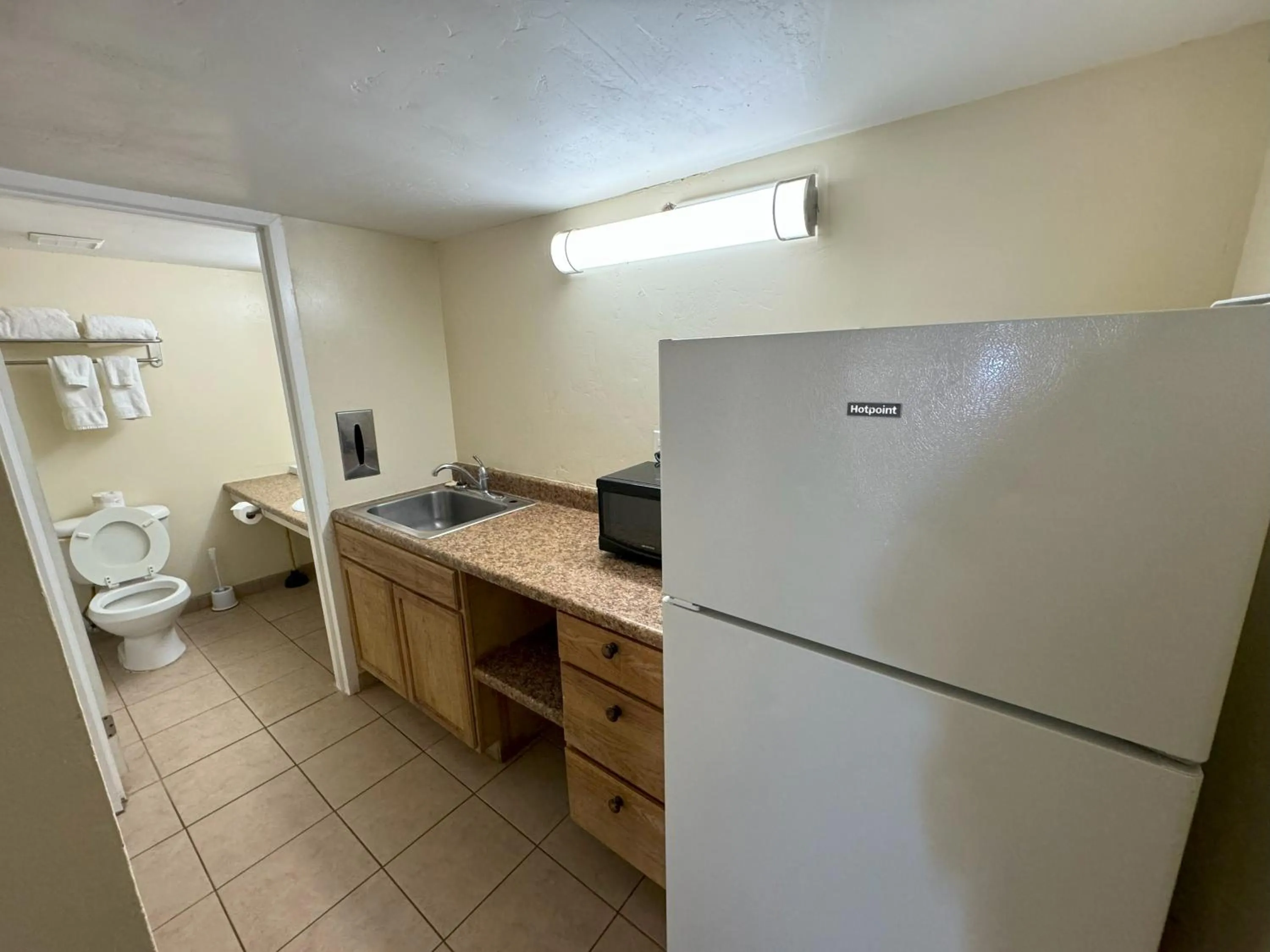 Kitchen or kitchenette in Big Chile Inn & Suites