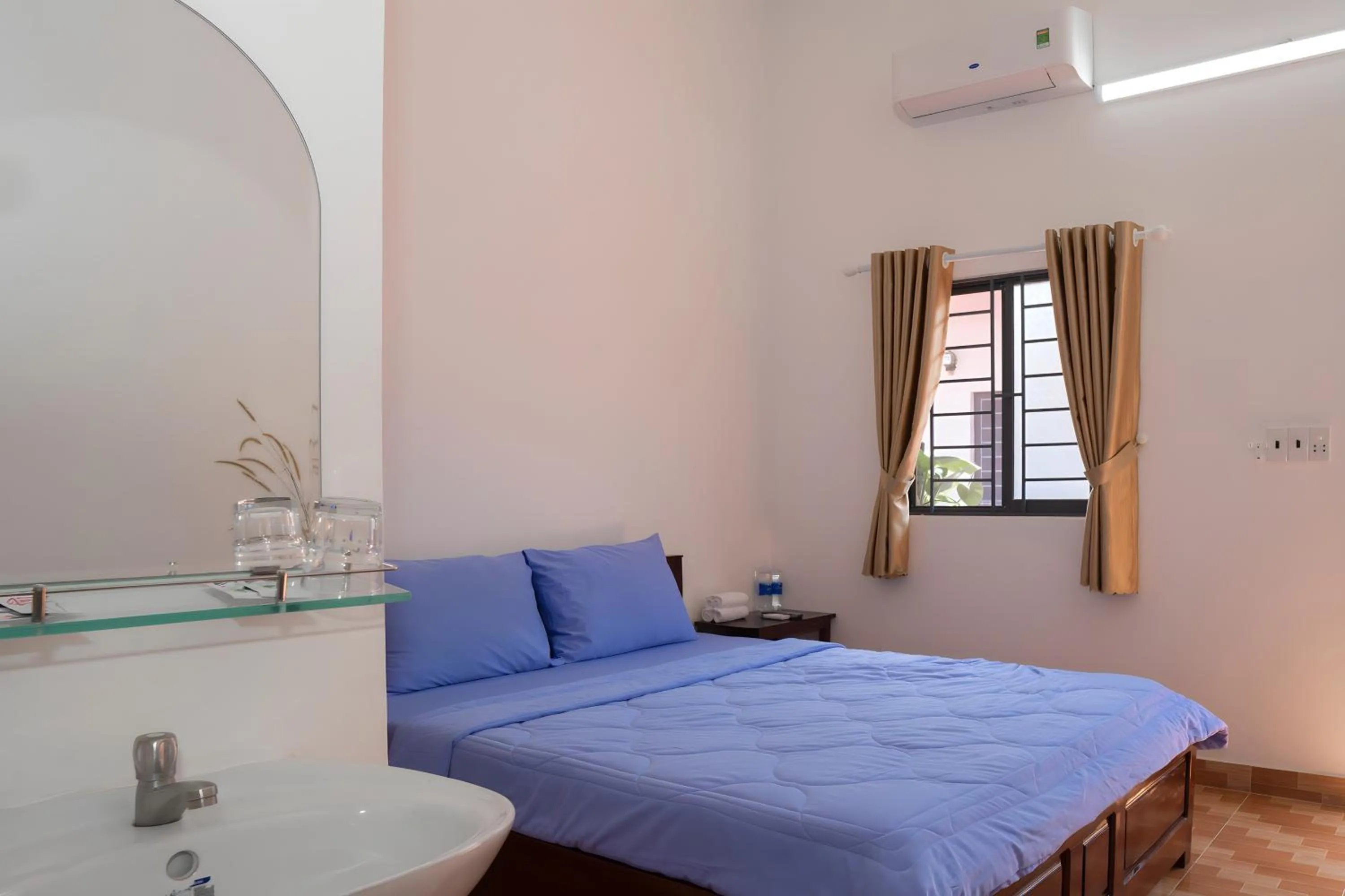 air conditioner, Bed in Nhà Nghỉ Vườn Oải Hương LAVENDER GARDEN GUEST HOUSE