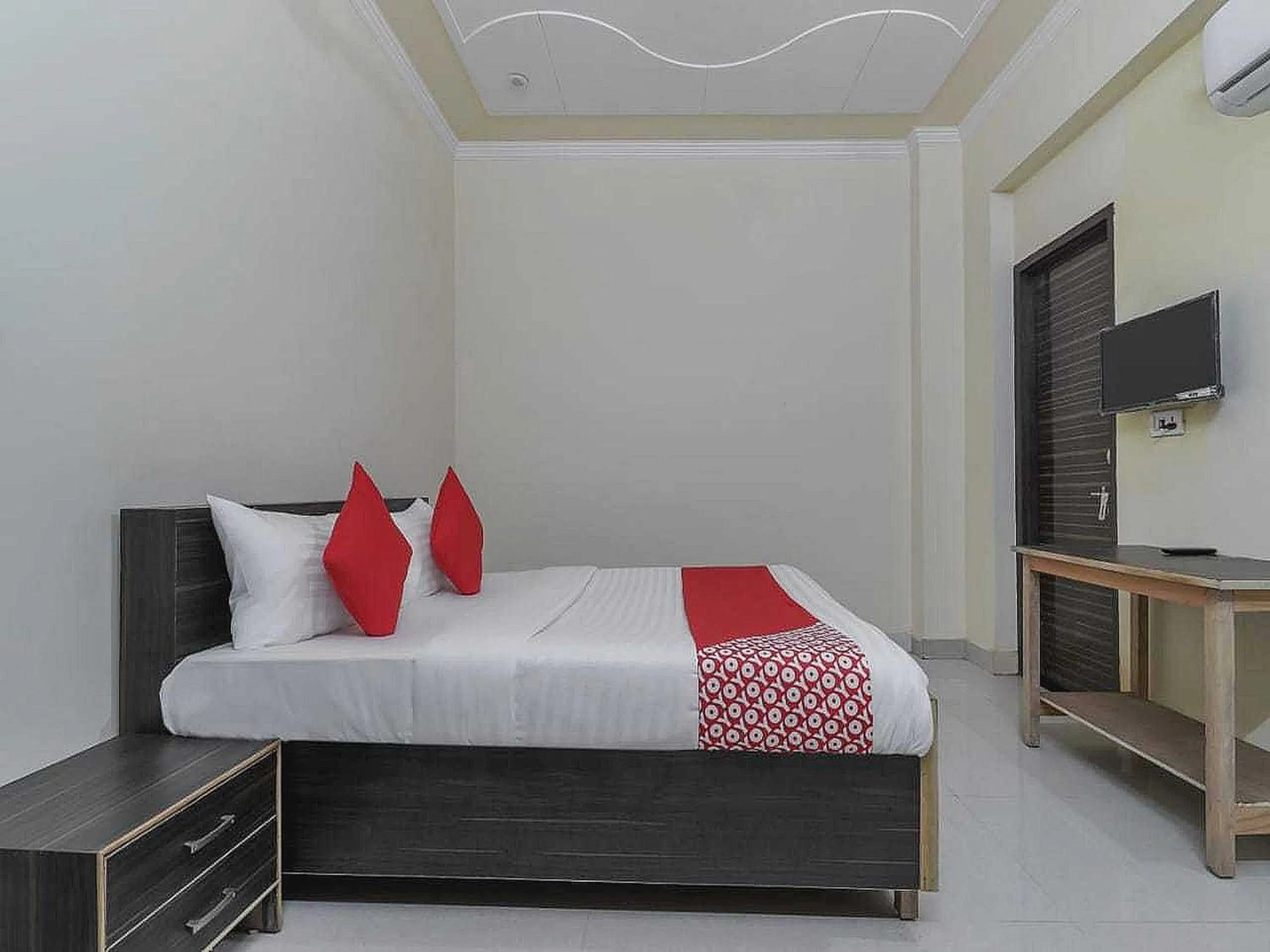 Bedroom, Bed in Hotel O The Knights Inn