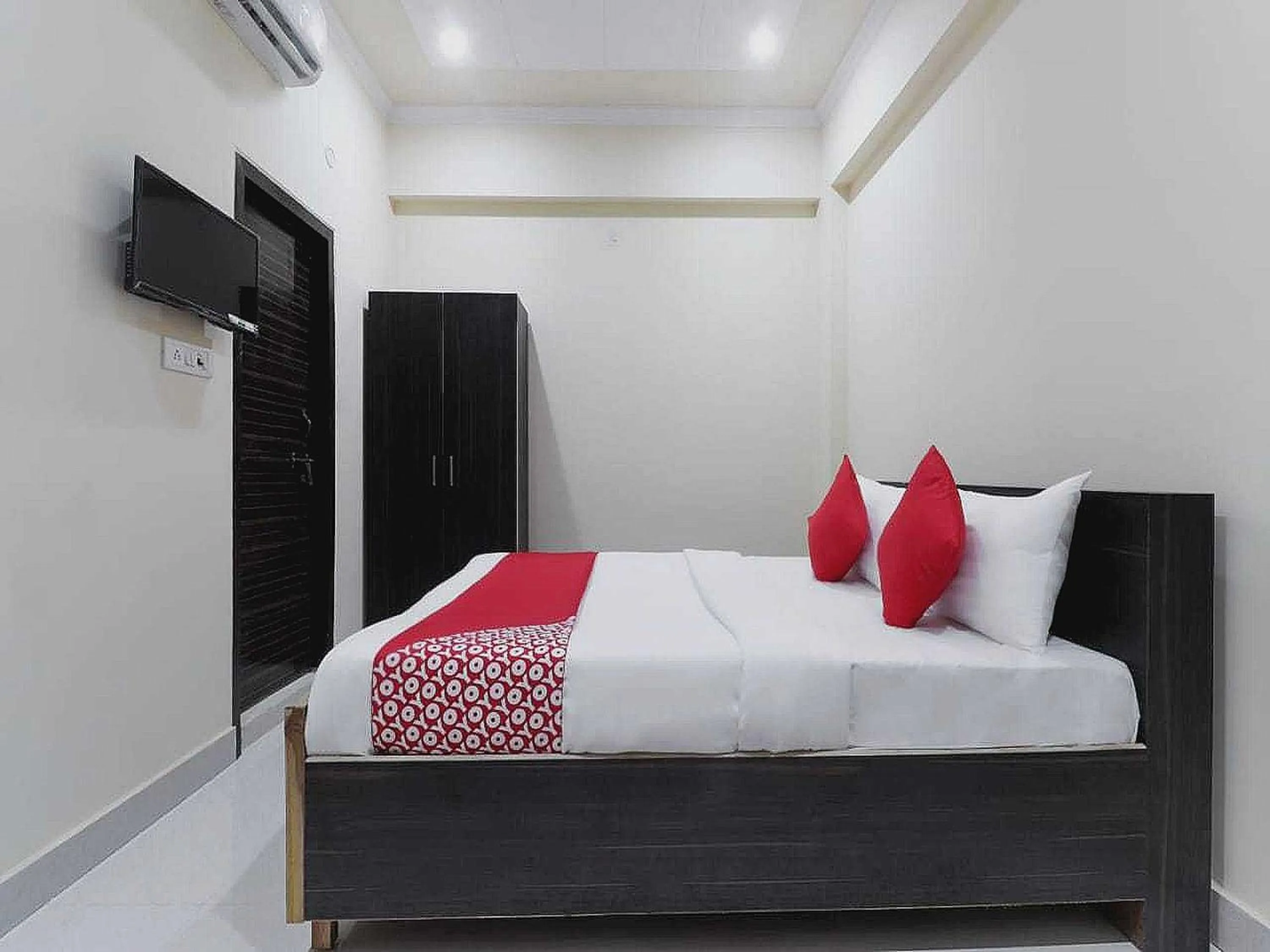 Bedroom, Bed in Hotel O The Knights Inn